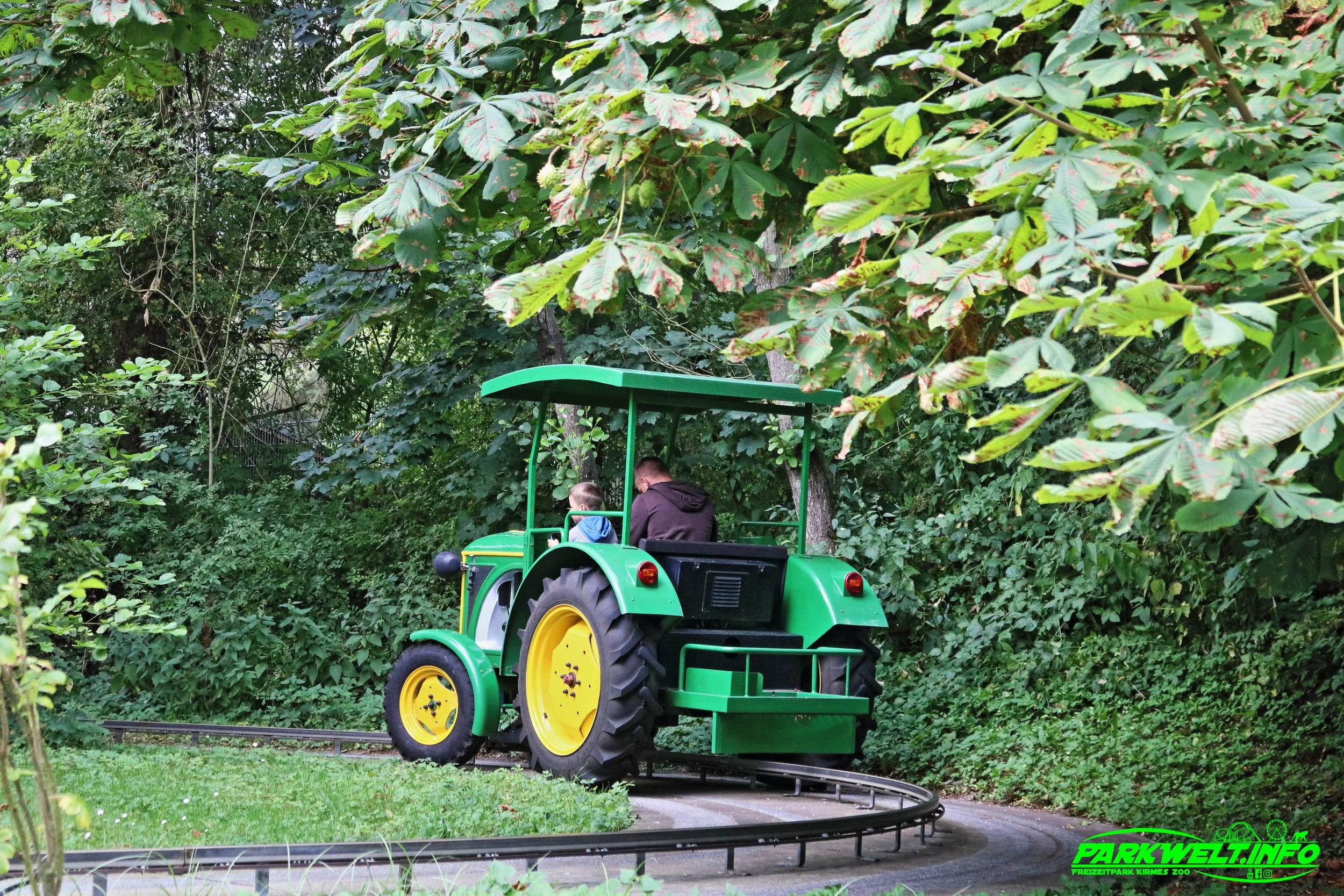 Treckerbahn Metallbau Emmeln Traktorfahrt Tolk Schau Familien Freizeitpark Tolk Schleswig Holstein Attraktionen Fahrgeschäfte Grillhütte Adresse Themepark Achterbahn