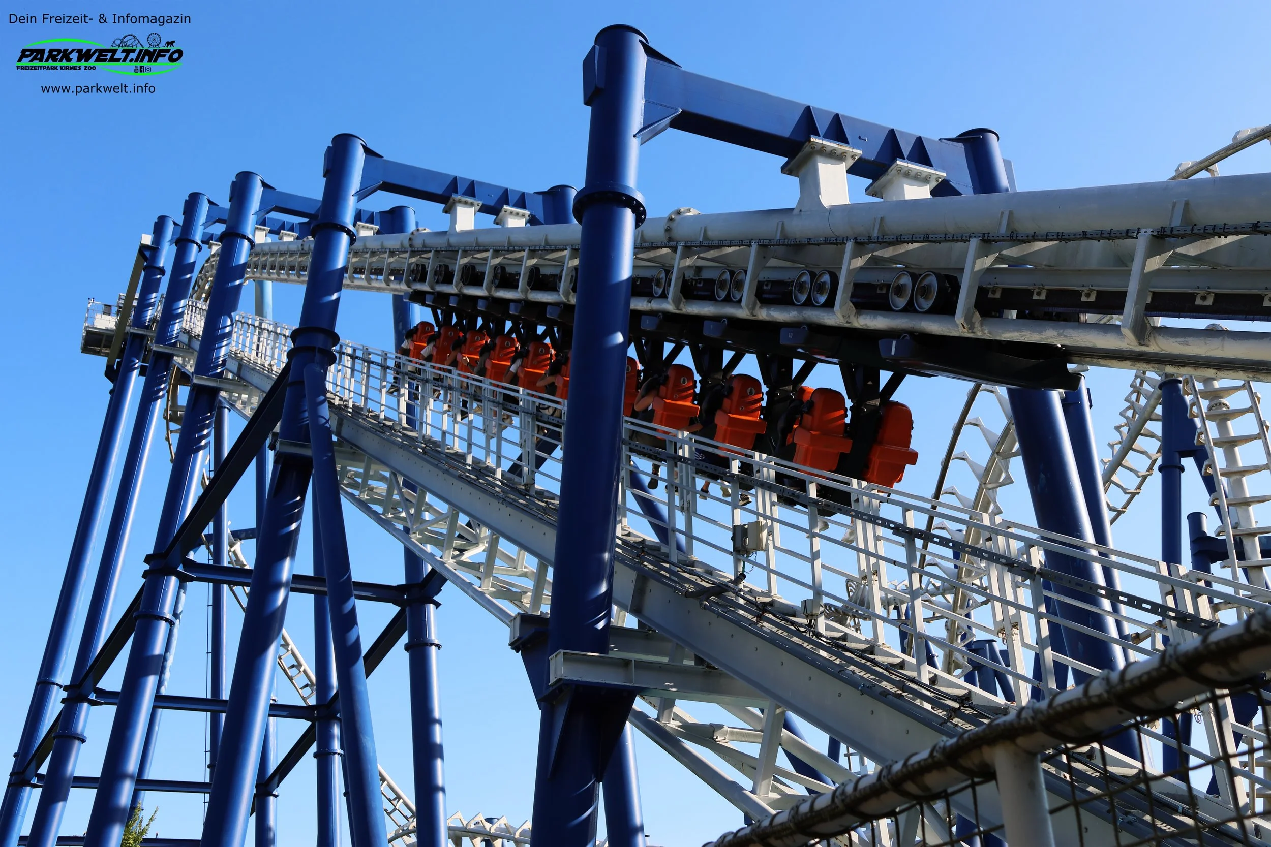 Blue Tornado im Gardaland Resort ist eine der bekanntesten Thrill-Achterbahnen des Parks und sorgt seit vielen Jahren für Nervenkitzel. Der Inverted Coaster von Vekoma