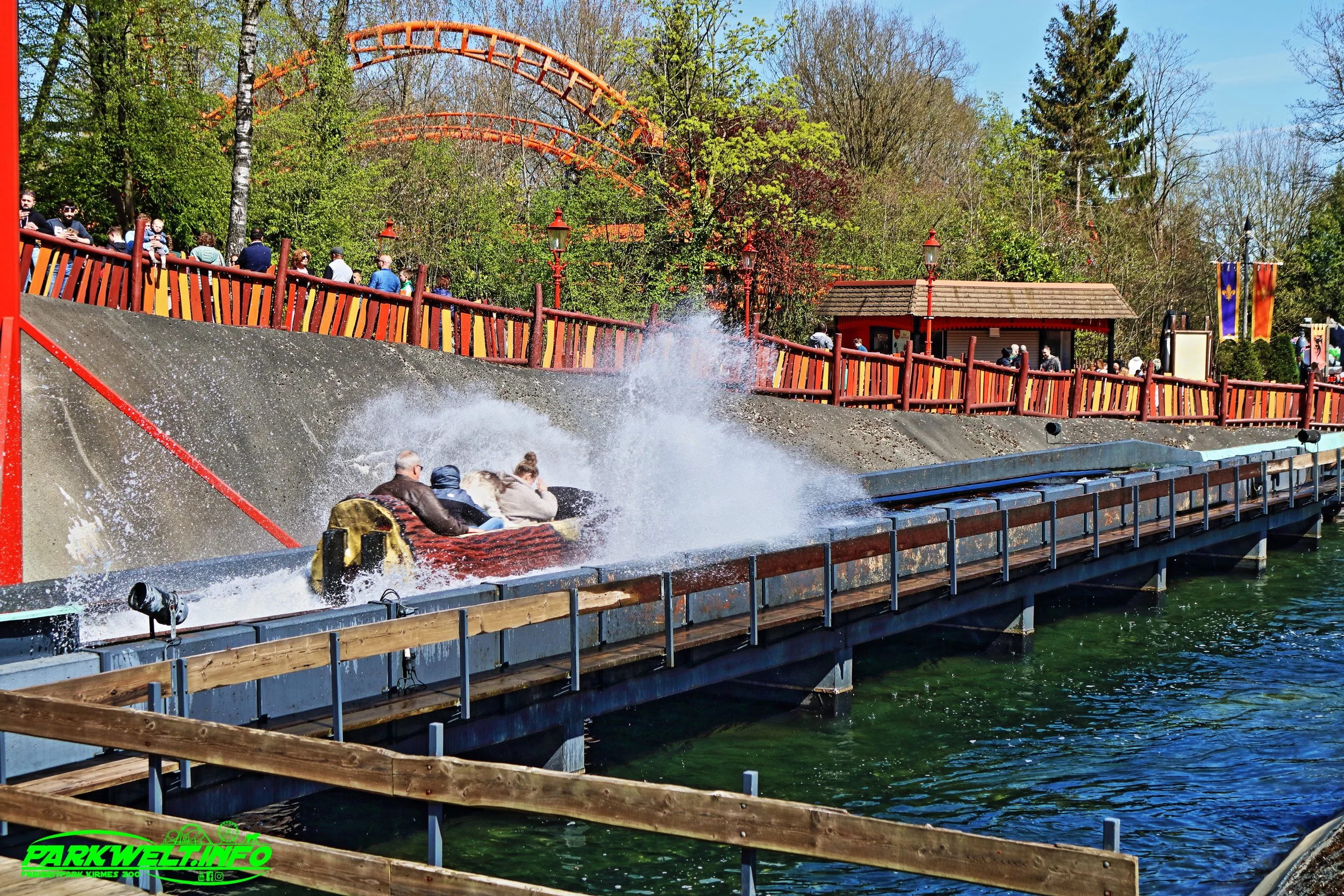 Wild Waterval Mack Rides Log Flume Wasserbahn Wildwasserbahn Wild Avonturenpark Hellendoorn Freizeitpark Themepark Amusementpark Attractiepark Info Attraktionen Fahrgeschäfte Park Plan Map Guide Achterbahn Coaster Rollercoaster Öffnungszeiten Preise