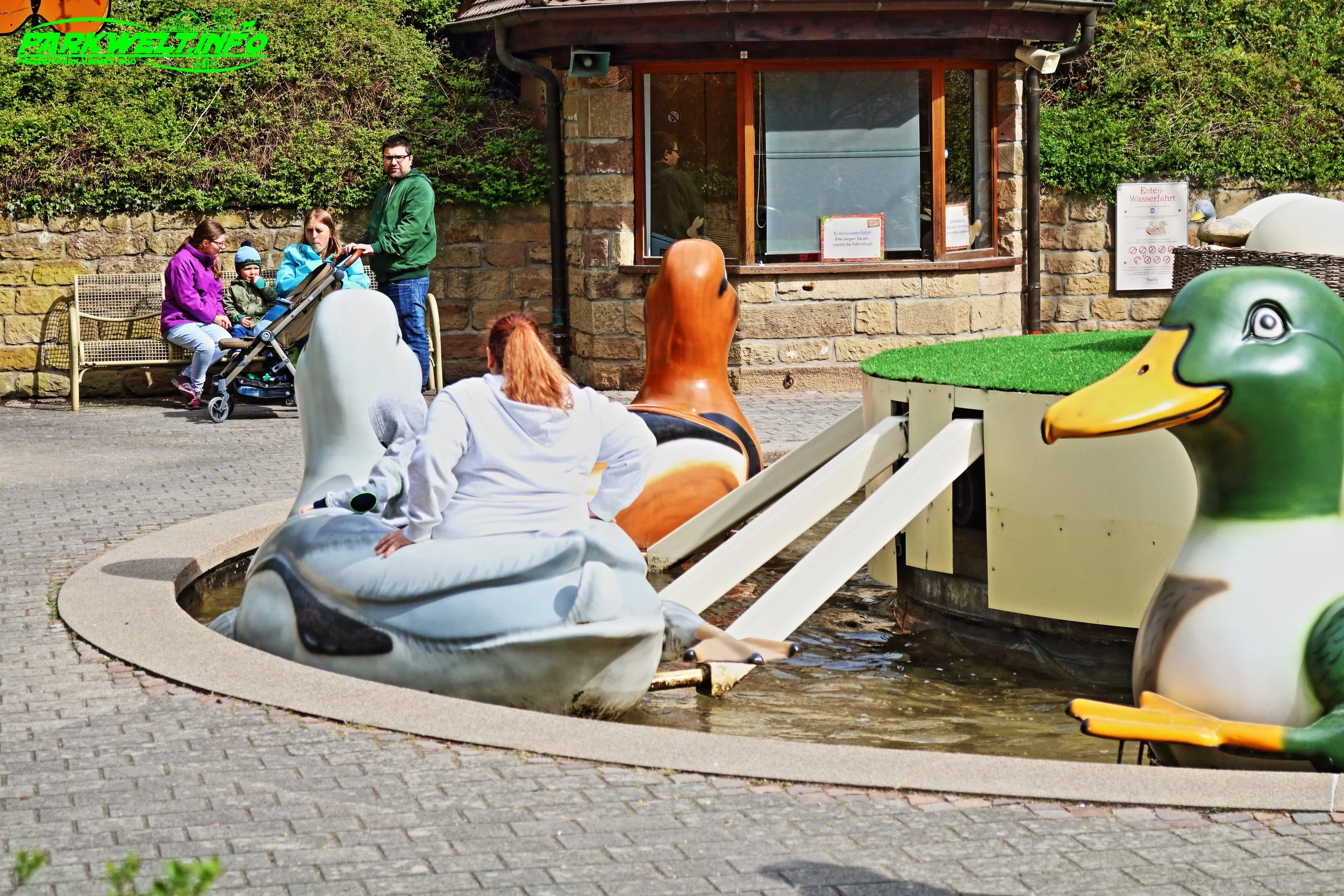 Enten Wasserfahrt Metallbau Emmeln Entenkarussell Erlebnispark Tripsdrill Cleebronn Baden Württemberg Freizeitpark Themepark Wildpark Attraktionen Fahrgeschäfte Park Plan Parkplan Map Guide Anfahrt Adresse Achterbahn