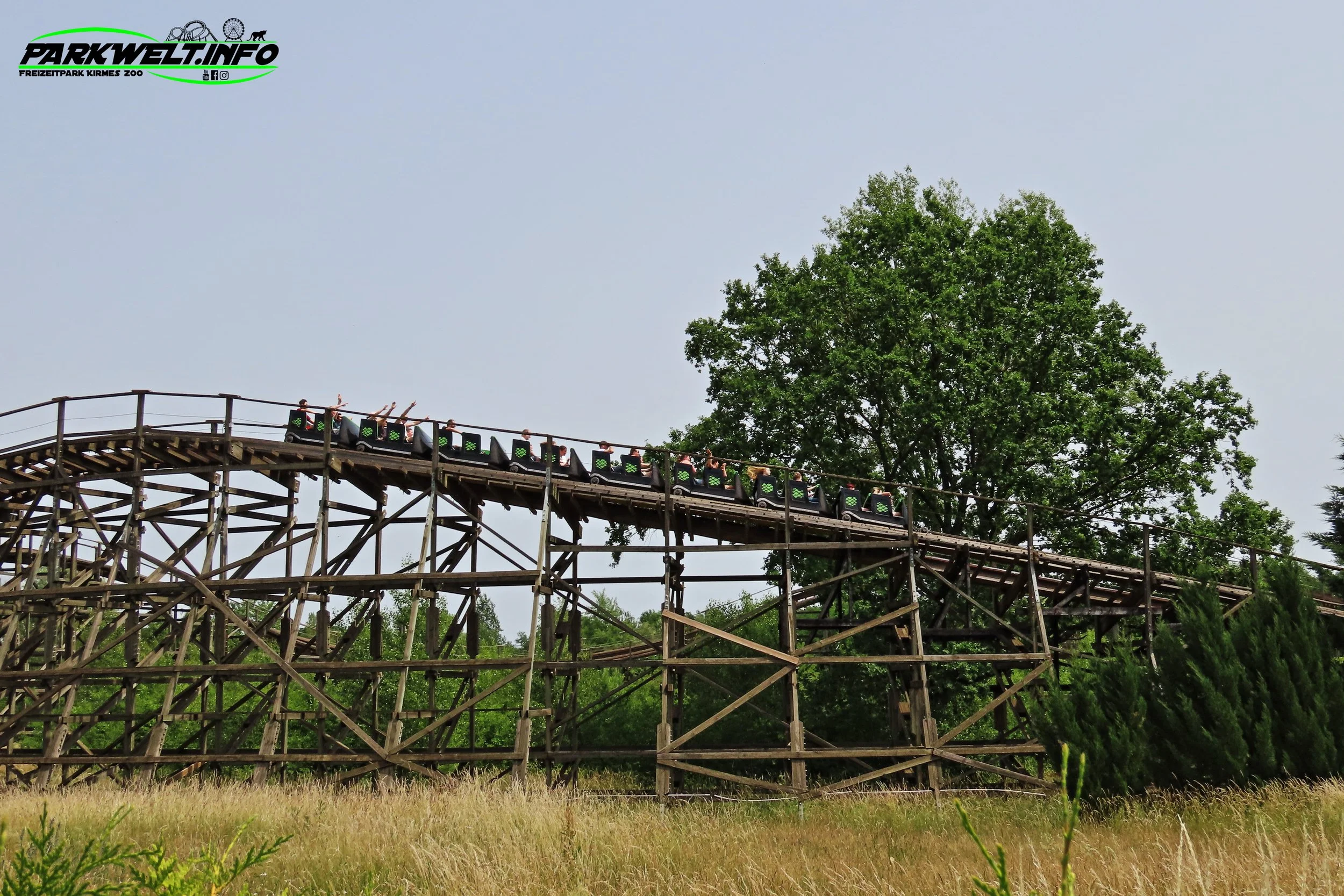 Anaconda Bill Cobb Holzachterbahn Woddy Walygator Grand Est Parc Freizeitpark Frankreich France Metz Attraktionen Park Plan Map Guide Anfahrt Attraktionen Fahrgeschäfte Achterbahn Coaster Info