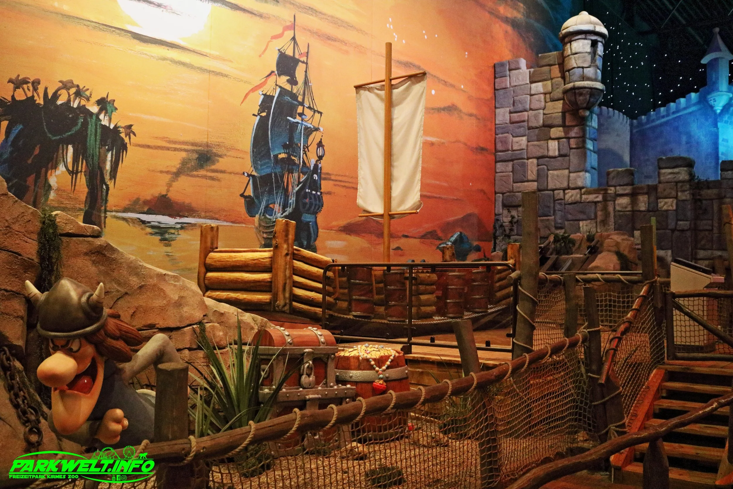 Woeste Zee De Zierer Kontiki Plopsa Indoor Coevorden Freizeitpark Themepark Niederlande holland Achterbahn Coaster Attraktionen Fahrgeschäft Center Parcs Huttenheugte Park Plan Map Guide Flyer Info Fahrgeschäfte