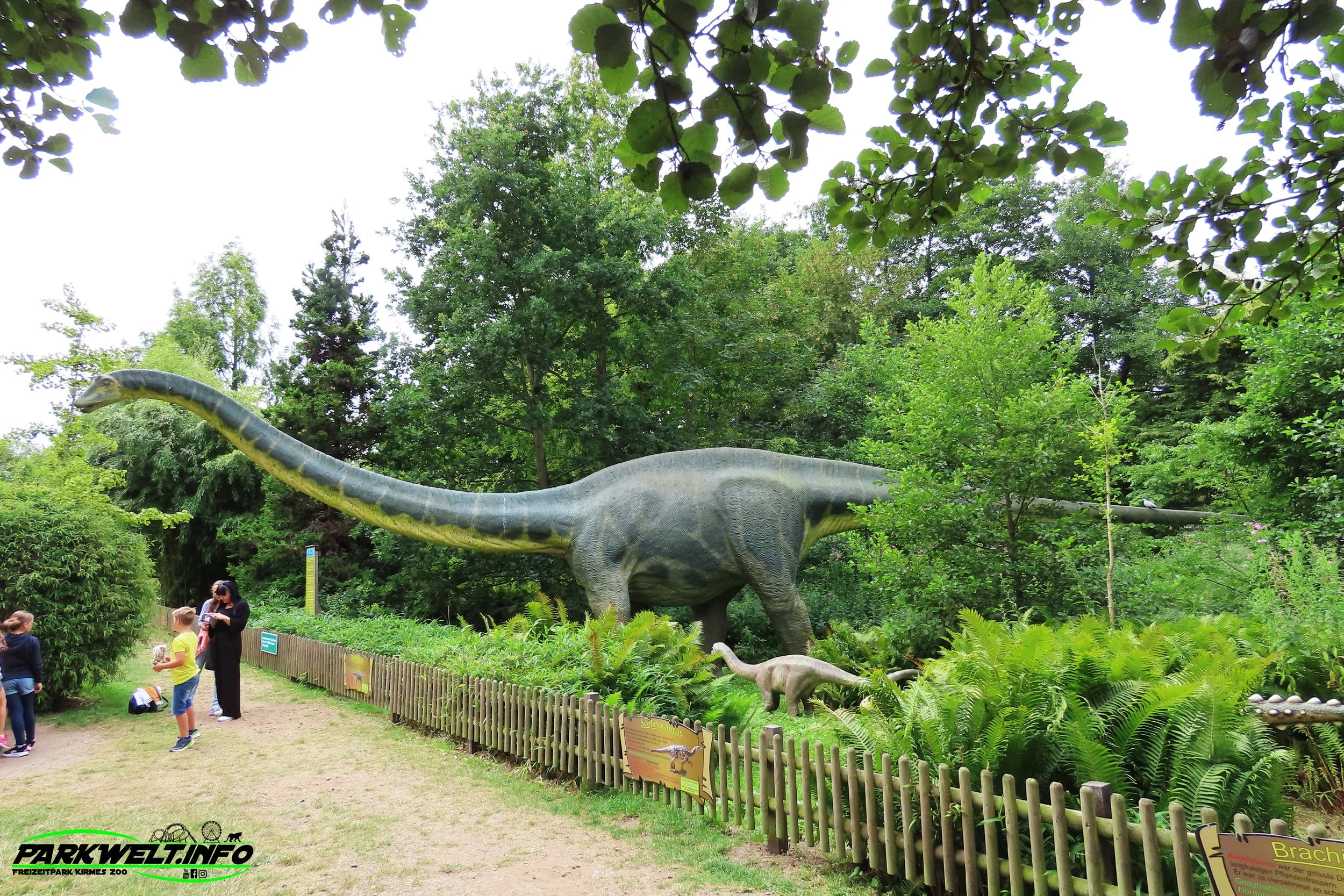 Tal der Dinosaurier Ausstellung Dino Tolk Schau Familien Freizeitpark Tolk Schleswig Holstein Attraktionen Fahrgeschäfte Grillhütte Adresse Themepark Achterbahn