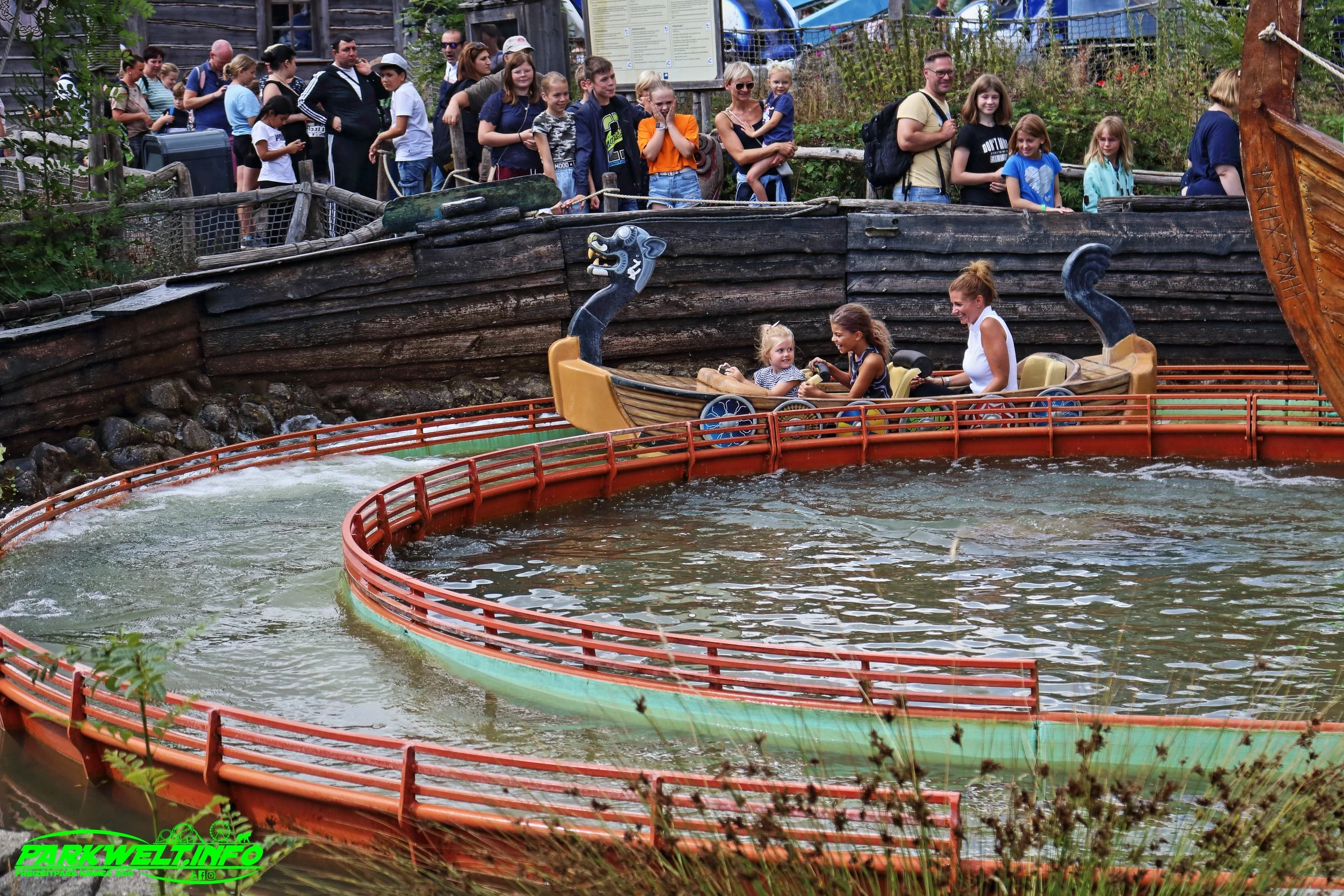 Sturmfahrt der Drachenboote Wasserbahn Log Flume Hansa Park Freizeitpark Themepark Ostsee Sierksdorf Info Map Guide Attraktionen Fahrgeschäfte Park Plan Achterbahn