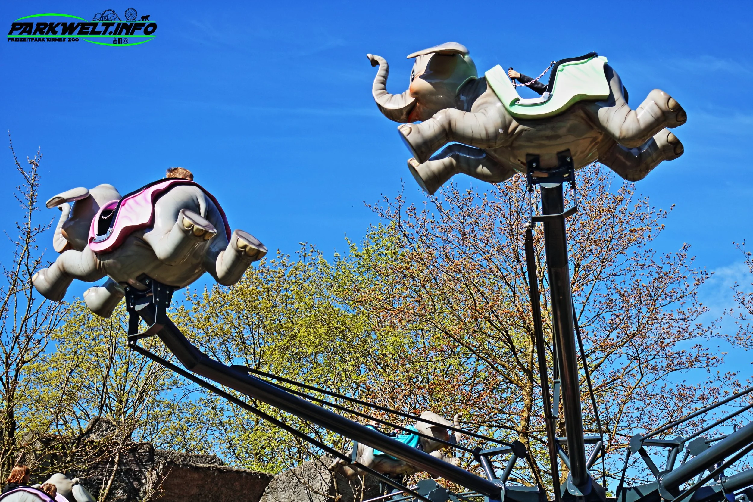 Dombomolen Flugkarussell Dumbo Elephant Avonturenpark Hellendoorn Freizeitpark Themepark Amusementpark Attractiepark Info Attraktionen Fahrgeschäfte Park Plan Map Guide Achterbahn Coaster Rollercoaster Öffnungszeiten Preise