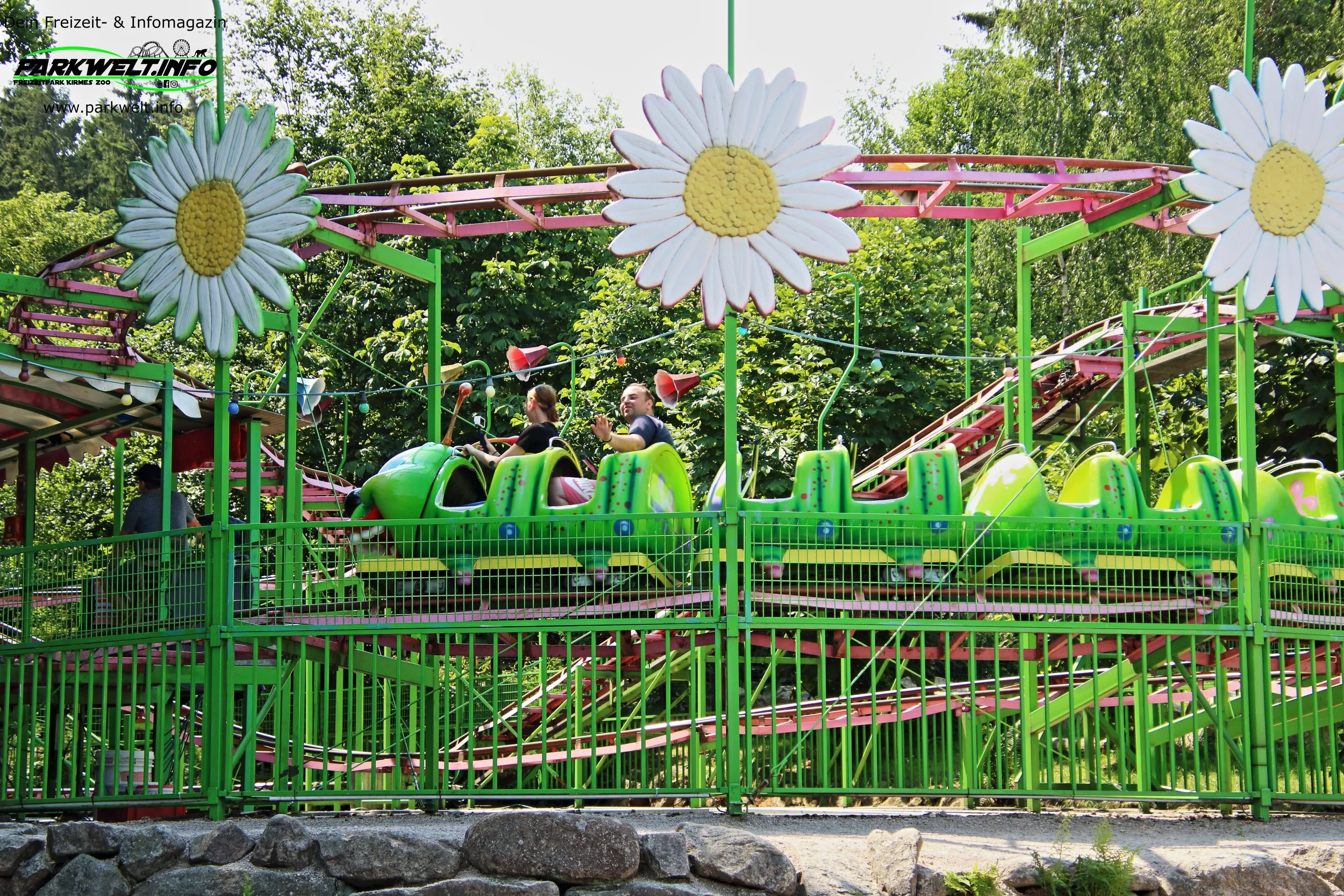 Raupe SBF Visa Group Family Coaster Big Apple Plohn Freizeitpark Tthemepark Sachsen Attraktionen Fahrgeschäfte Achterbahn Dynamite Info News Lengenfeld Adresse Preise Event Park Plan Map Guide