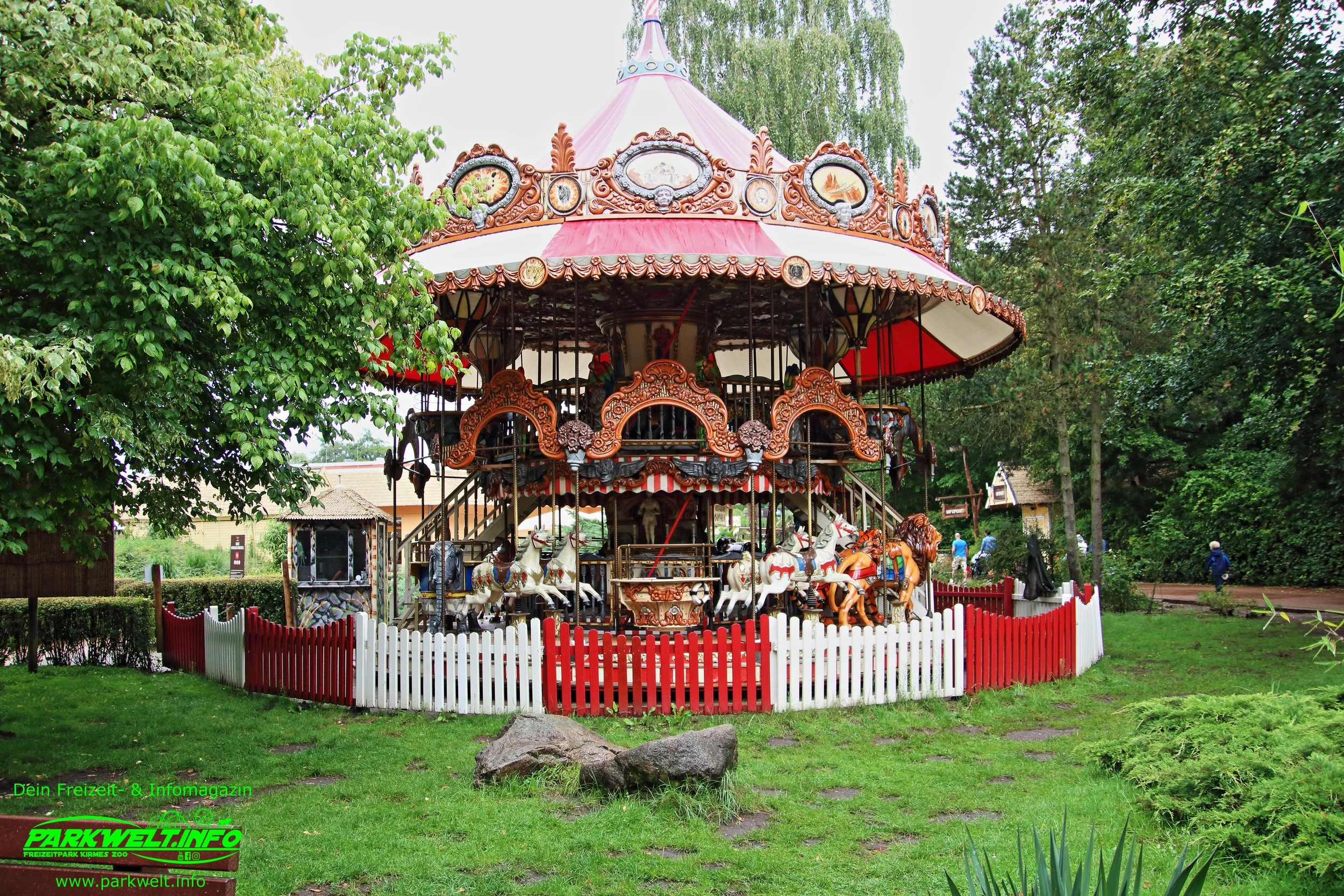 Ukale Nostalgie Karussell Serengeti Park Hodenhagen Freizeitpark Themepark Amusementpark Attraktionen Tiere Wildtiere Safari Achterbahn Rollercoaster Coaster Safaripark Info Map Guide Park Plan
