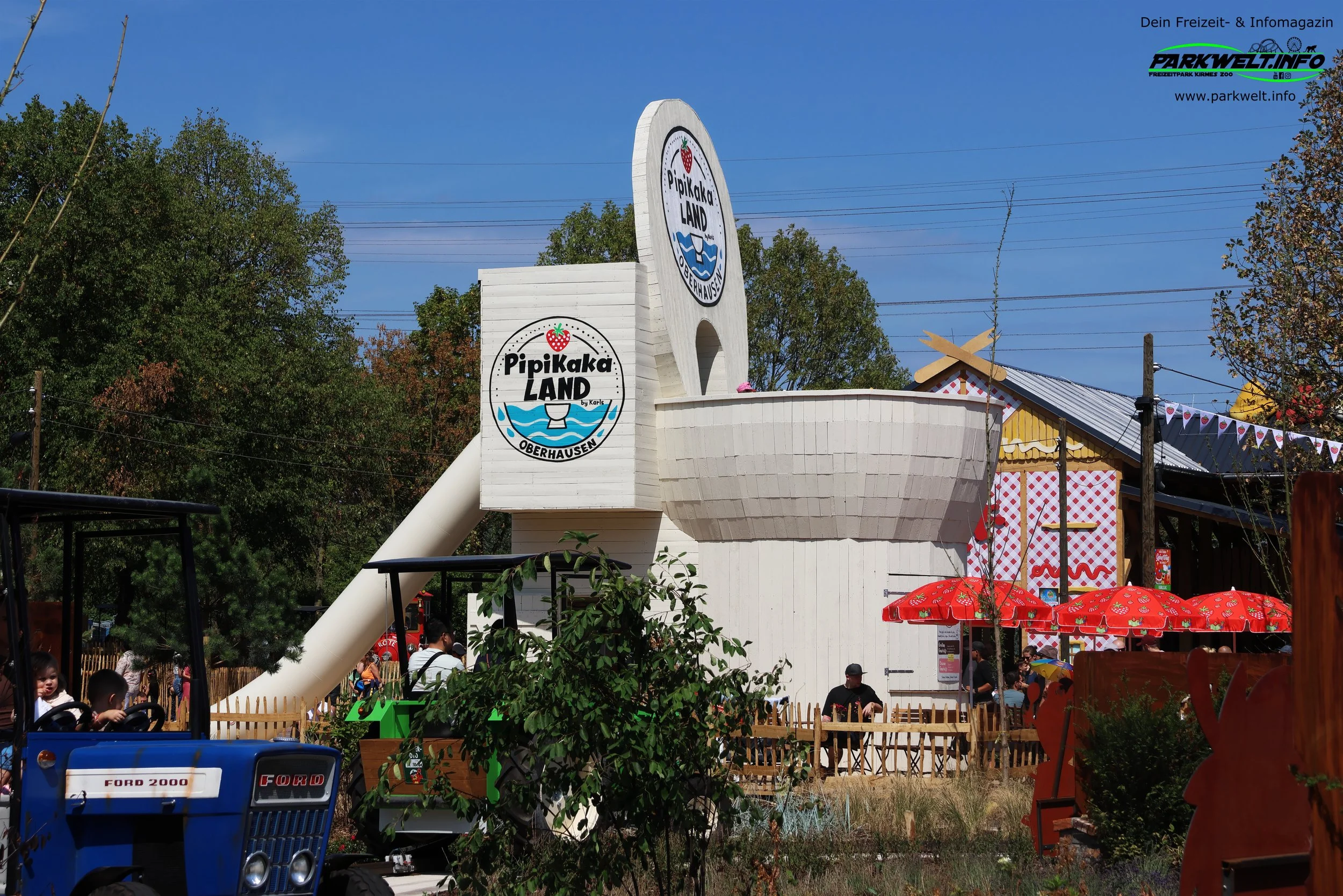 Karls Erlebnis-Dorf Oberhausen ist ein familienfreundliches Ausflugsziel im Ruhrgebiet. Das Erlebnis-Dorf bietet Fahrgeschäfte, Spielmöglichkeiten, Manufakturen, Gastronomie und die bekannte Erdbeerwelt von Karls.
