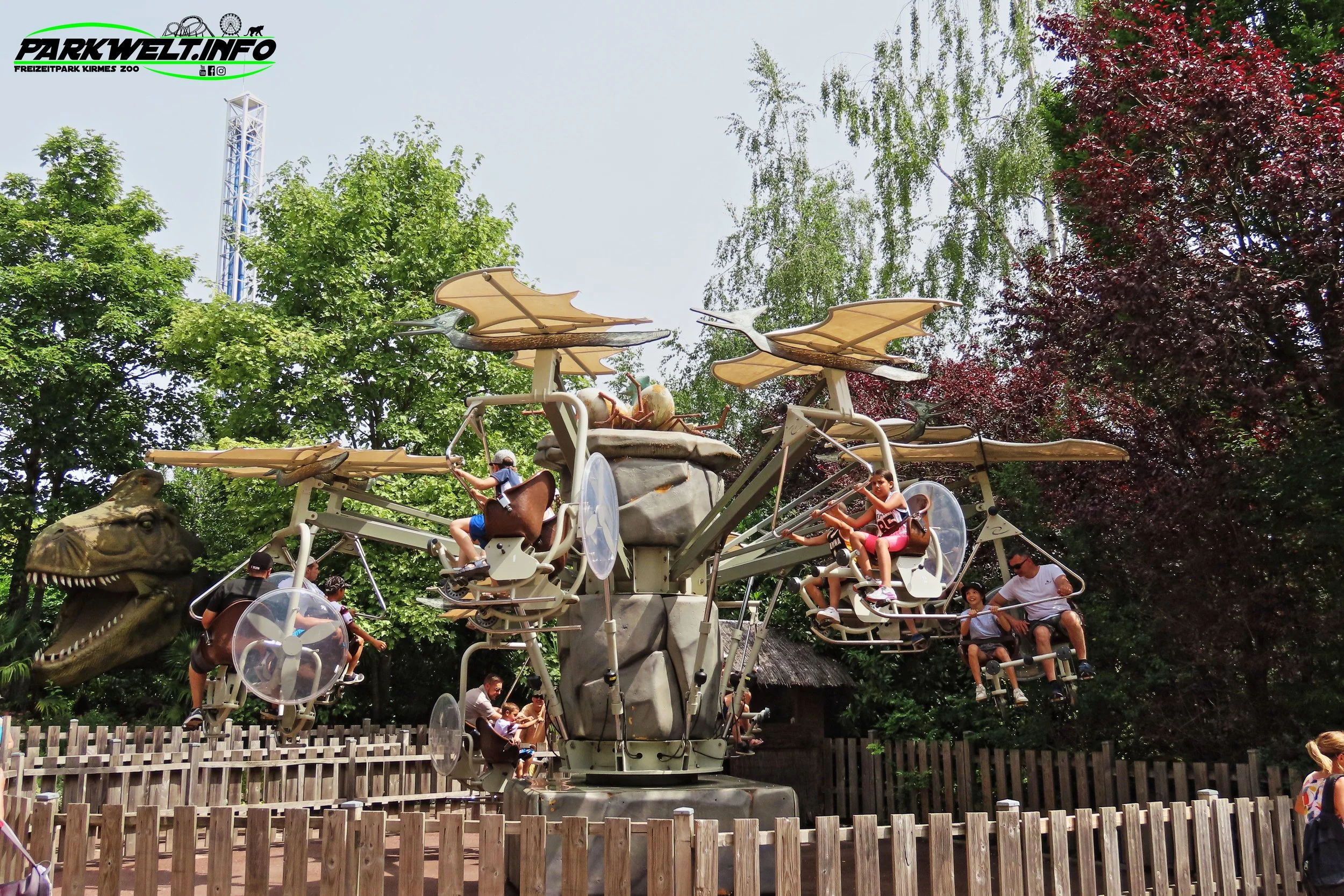 Dino Bike Zamperla Magic Bike Dino World  Walygator Grand Est Parc Freizeitpark Frankreich France Metz Attraktionen Park Plan Map Guide Anfahrt Attraktionen Fahrgeschäfte Achterbahn Coaster Info