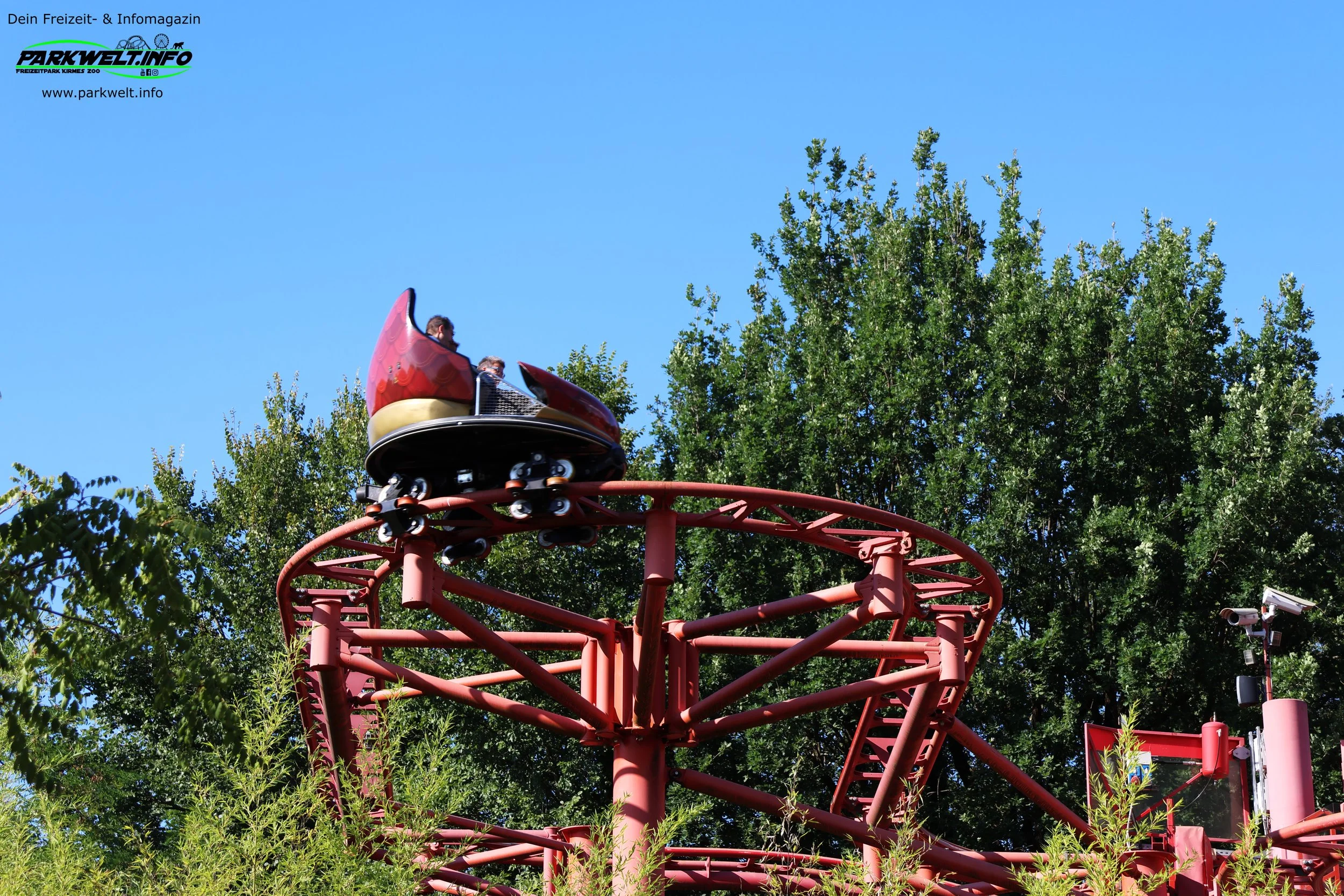 Dragon Rush im Gardaland Resort ist ein familienfreundlicher Spinning Coaster im Themenbereich Dragon Empire. Die frei drehenden Wagen machen jede Fahrt zu einem einzigartigen Erlebnis