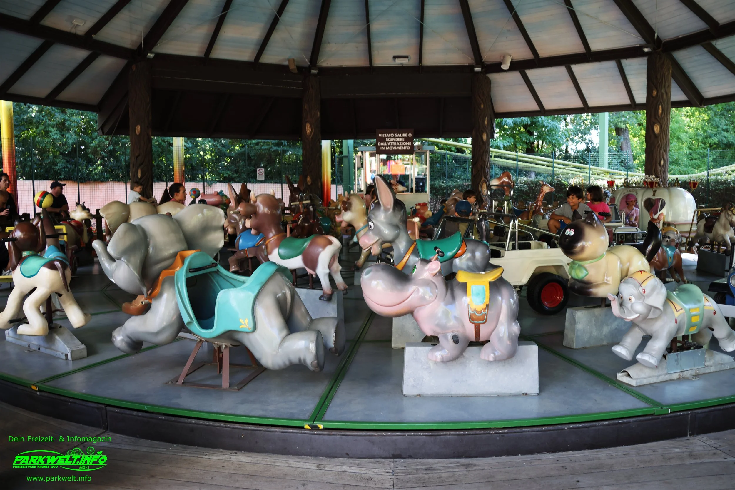 Superbaby im Gardaland Resort ist ein klassisches Kinderkarussell für die jüngsten Besucher des Freizeitparks. Kleine Gäste können zwischen einem bunten Auto oder einem lustigen Tier wählen und ihre ersten fröhlichen Runden drehen
