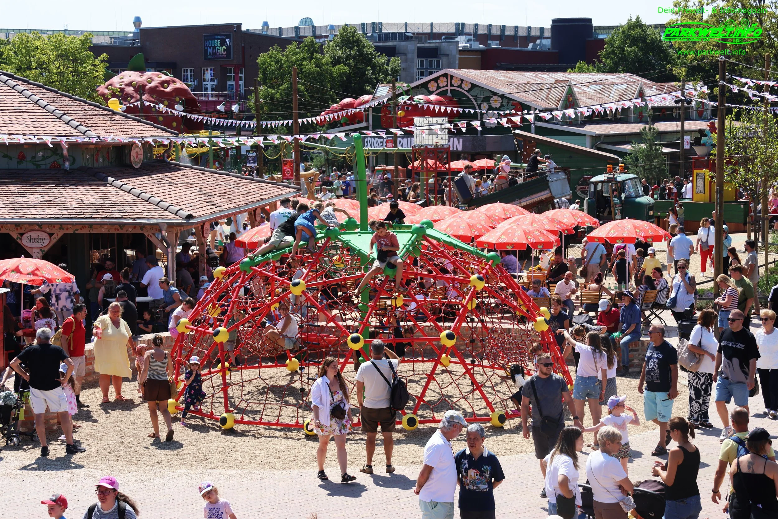 Karls Erlebnis-Dorf Oberhausen ist ein familienfreundliches Ausflugsziel im Ruhrgebiet. Das Erlebnis-Dorf bietet Fahrgeschäfte, Spielmöglichkeiten, Manufakturen, Gastronomie und die bekannte Erdbeerwelt von Karls.