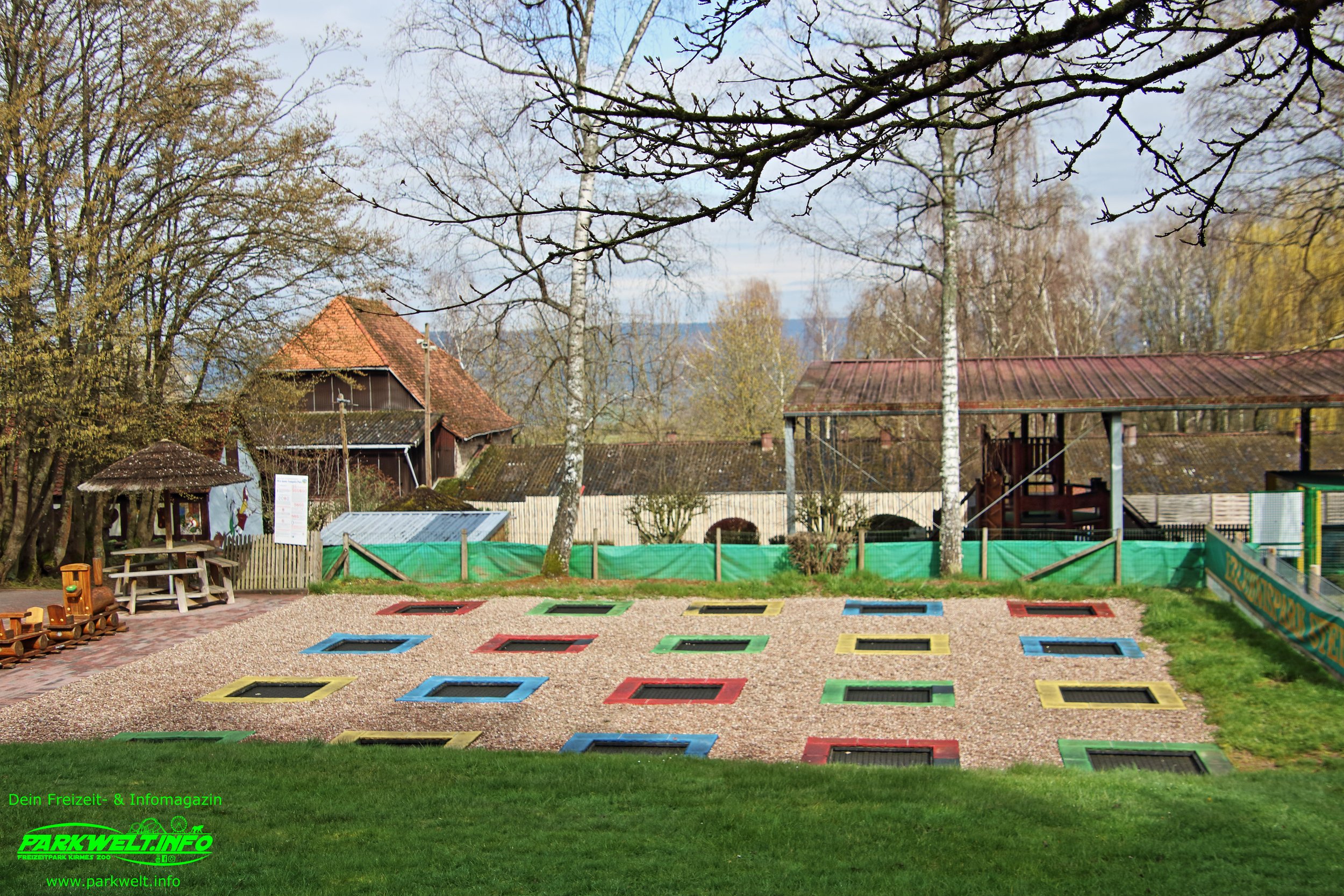 Bunter Trampolinplatz Trampoline Erlebnispark Steinau an der Straße Freizeitpark Themepark Info News Attraktionen Park Plan Map Guide Fotos Bilder Fahrgeschäfte Preise Anfahrt Parkplatz