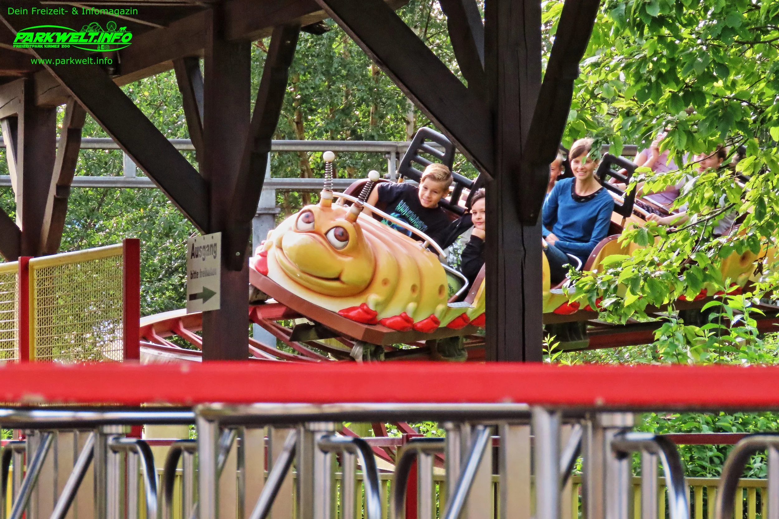 Holzwurm Achterbahn Zierer Tivoli Medium Jaderpark Tierpark Freizeitpark Jade Themepark Achterbahn Wasserbahn Attraktionen Info News Park Plan Map Guide Adresse Fahrgeschäfte Tiere