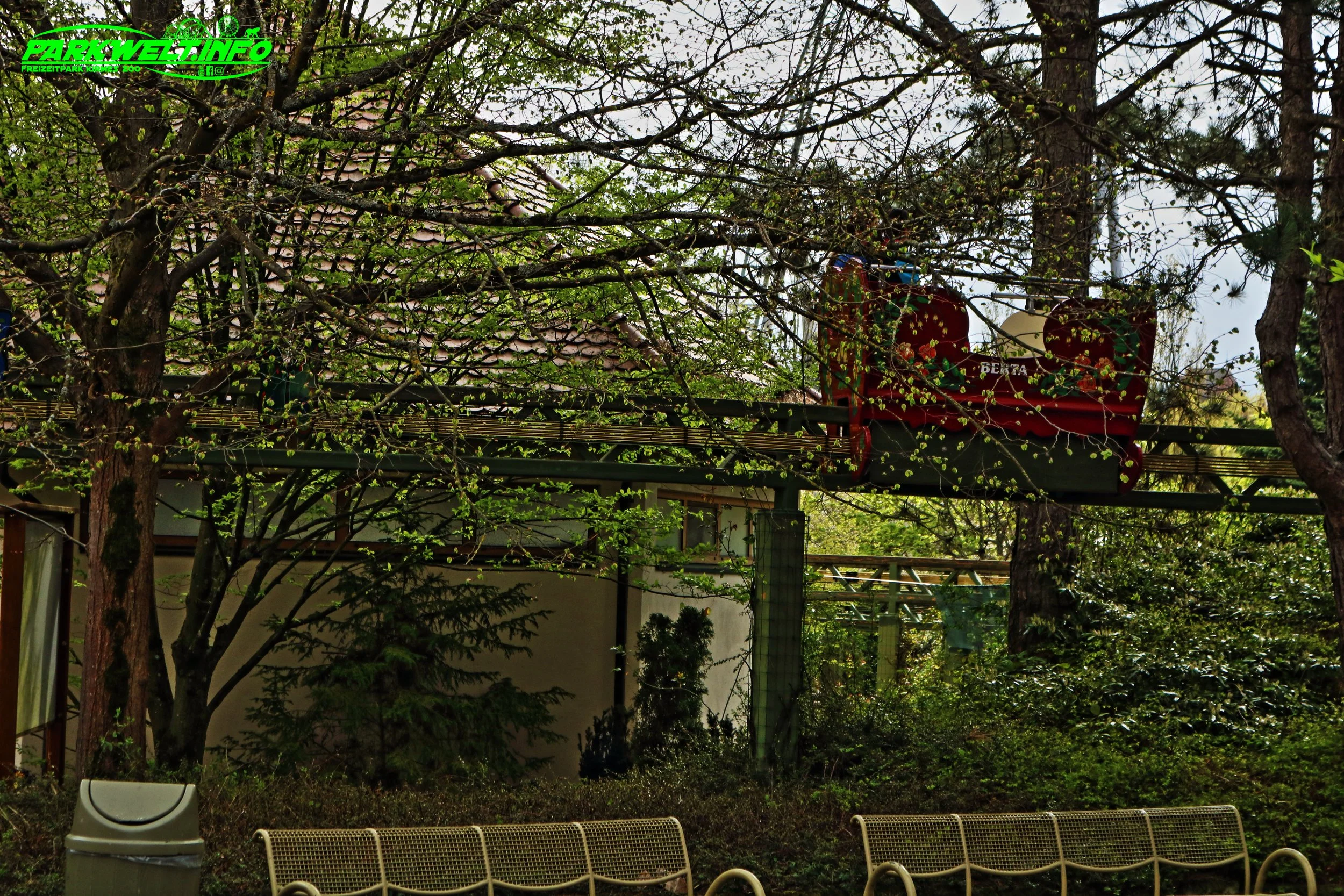 Wiegen Hochbahn Metallbau Emmeln Monorail Einschienenbahn Erlebnispark Tripsdrill Cleebronn Baden Württemberg Freizeitpark Themepark Wildpark Attraktionen Fahrgeschäfte Park Plan Parkplan Map Guide Anfahrt Adresse Achterbahn