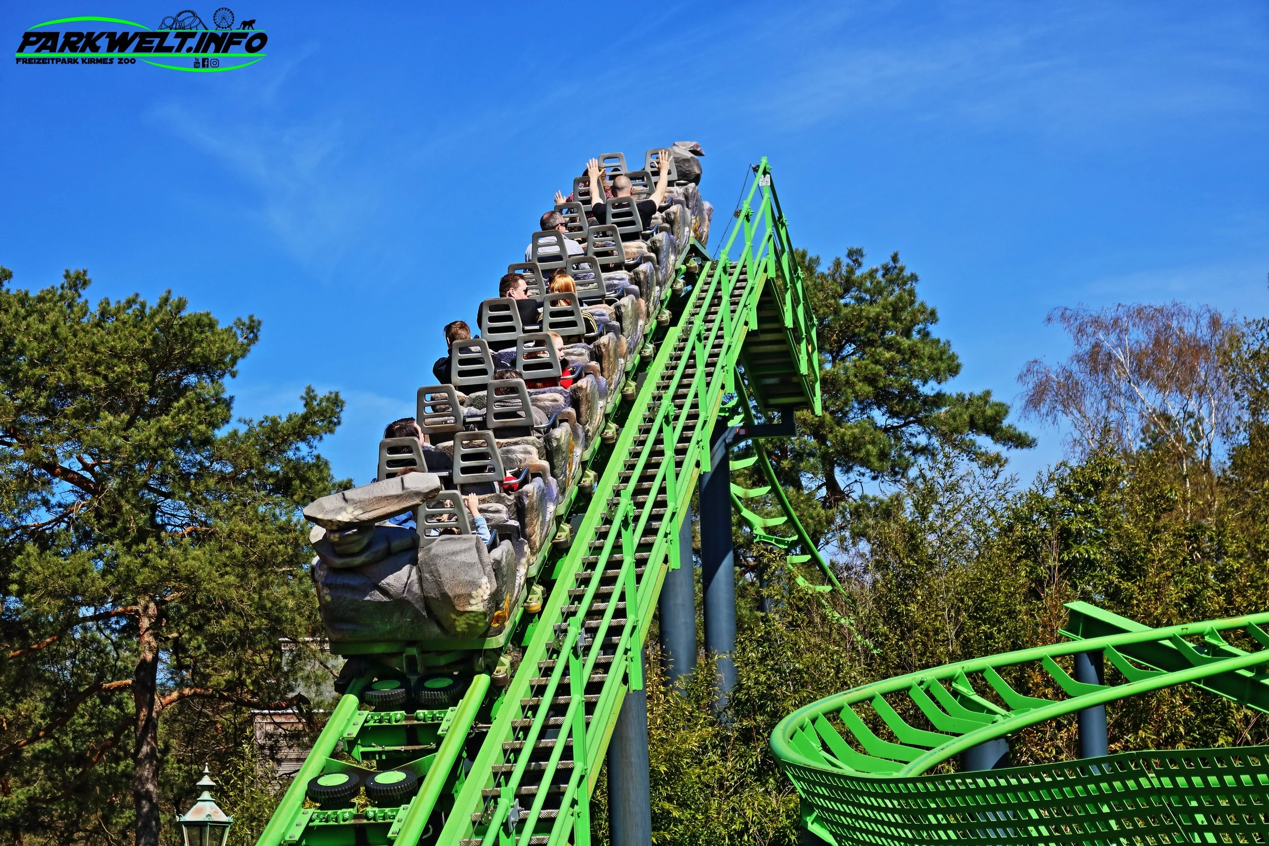 Donderstenen Zierer Force two Avonturenpark Hellendoorn Freizeitpark Themepark Amusementpark Attractiepark Info Attraktionen Fahrgeschäfte Park Plan Map Guide Achterbahn Coaster Rollercoaster Öffnungszeiten Preise