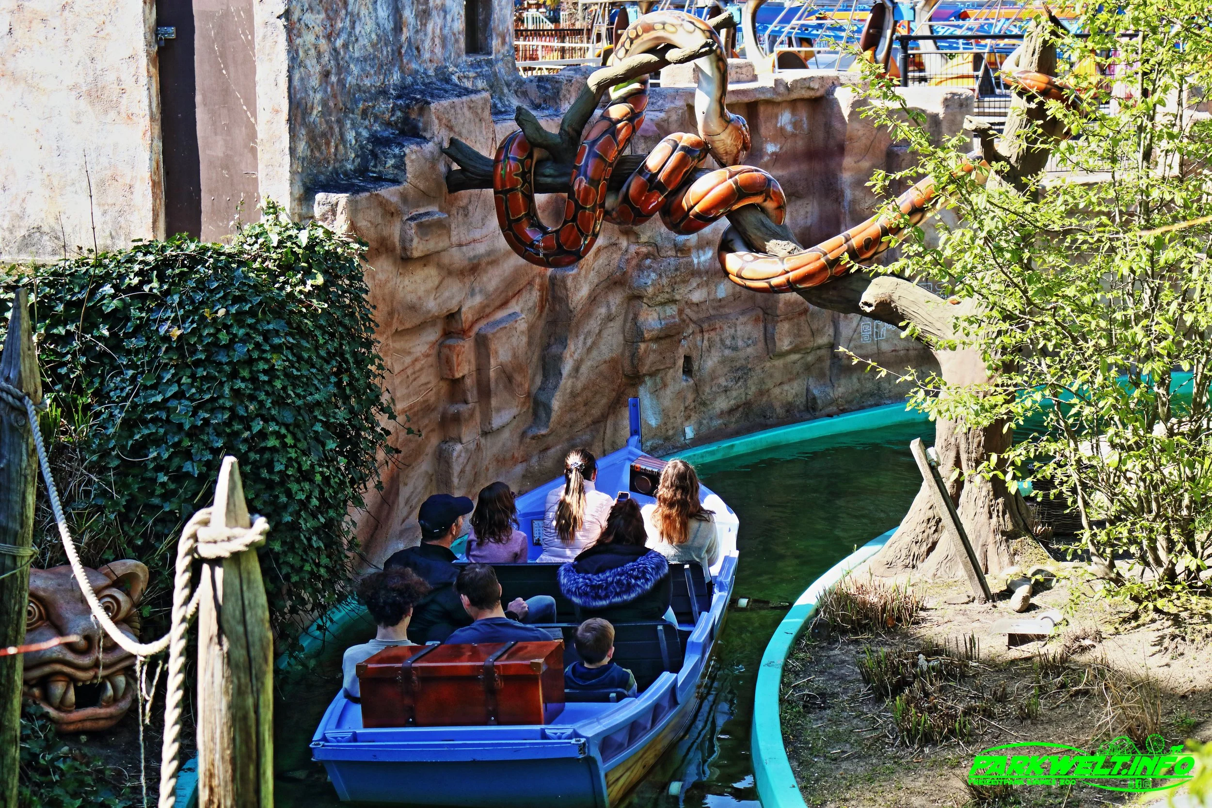 Jungle Expedition Monster Mack Rides Kanalfahrt Bootsfahrt Avonturenpark Hellendoorn Freizeitpark Themepark Amusementpark Attractiepark Info Attraktionen Fahrgeschäfte Park Plan Map Guide Achterbahn Coaster Rollercoaster Öffnungszeiten Preise