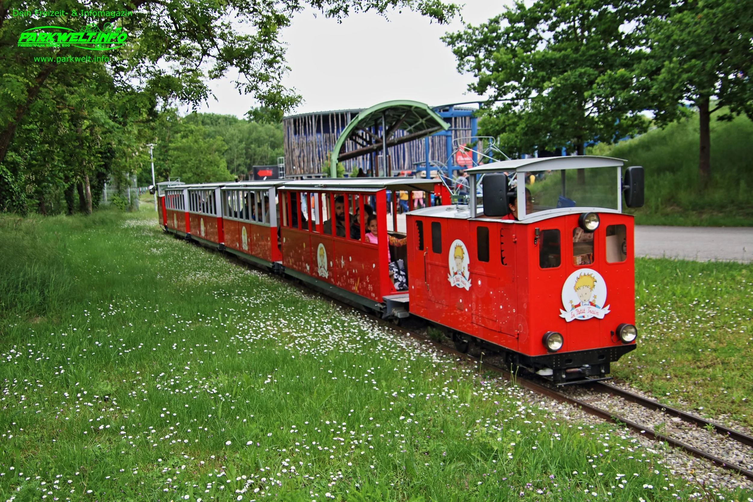 Le Petit Train Zugfahrt Le Parc du Petit Prince Freizeitpark Themepark Amusementpark Frankreich France kleiner prinz Attraktionen Achterbahn Show Info News Freizeit Preise Öffnungszeiten Parkplatz Anfahrt Adresse