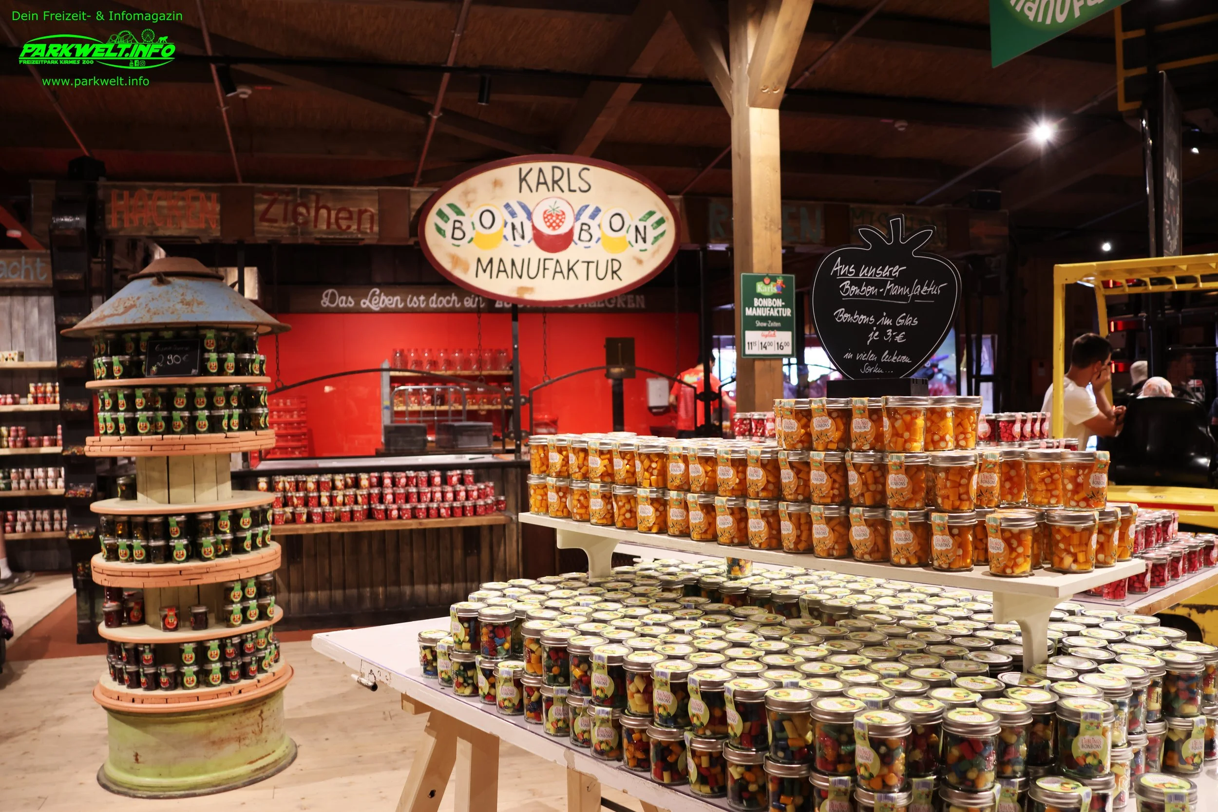 Karls Erlebnis-Dorf Oberhausen ist ein familienfreundliches Ausflugsziel im Ruhrgebiet. Das Erlebnis-Dorf bietet Fahrgeschäfte, Spielmöglichkeiten, Manufakturen, Gastronomie und die bekannte Erdbeerwelt von Karls.