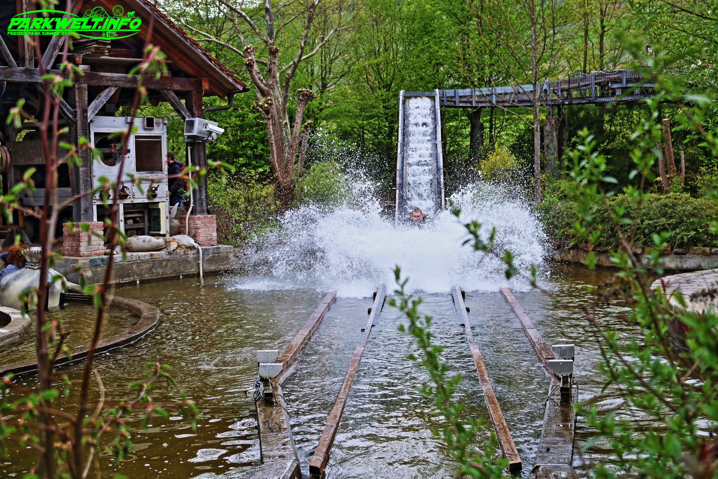 Mühlbach Fahrt abc rides mini Wildwasserbahn Wasserbahn Log Flume Erlebnispark Tripsdrill Cleebronn Baden Württemberg Freizeitpark Themepark Wildpark Attraktionen Fahrgeschäfte Park Plan Parkplan Map Guide Anfahrt Adresse Achterbahn