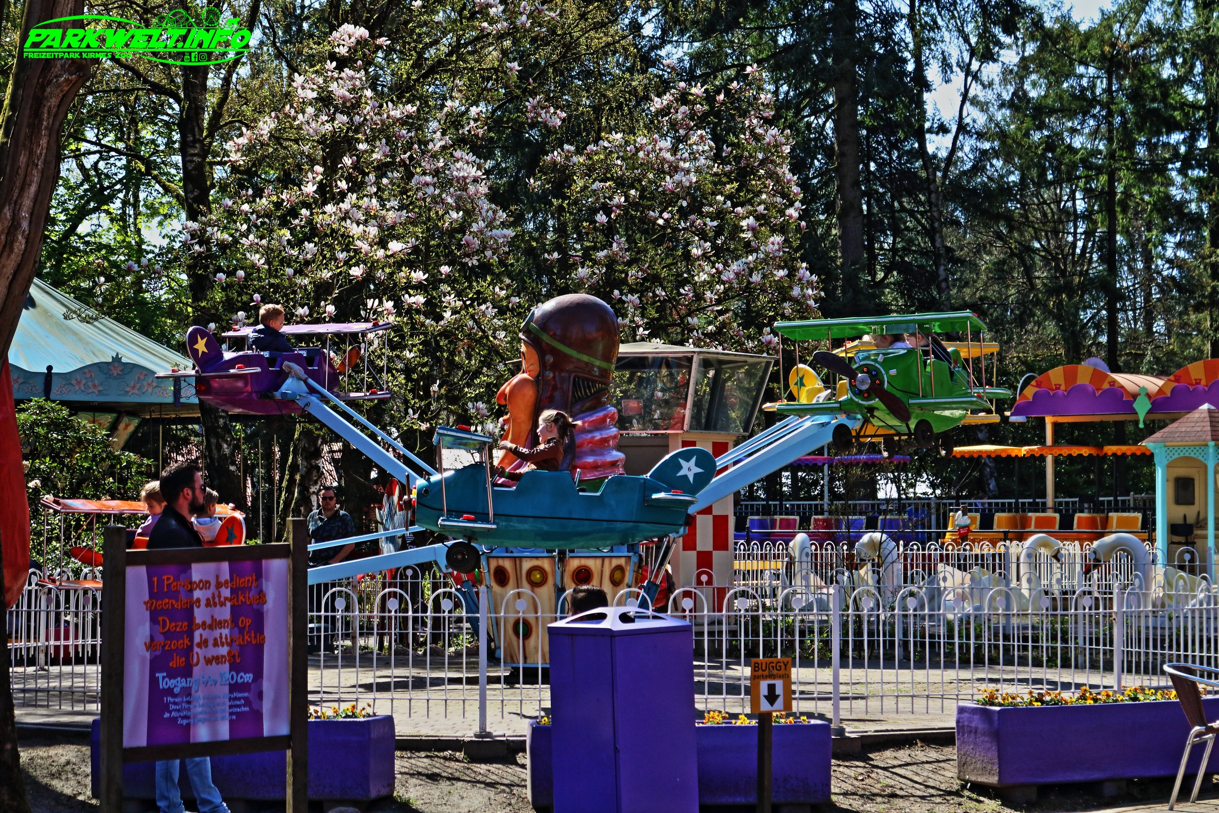 Vliegende Hollander Flugkarussell Avonturenpark Hellendoorn Freizeitpark Themepark Amusementpark Attractiepark Info Attraktionen Fahrgeschäfte Park Plan Map Guide Achterbahn Coaster Rollercoaster Öffnungszeiten Preise