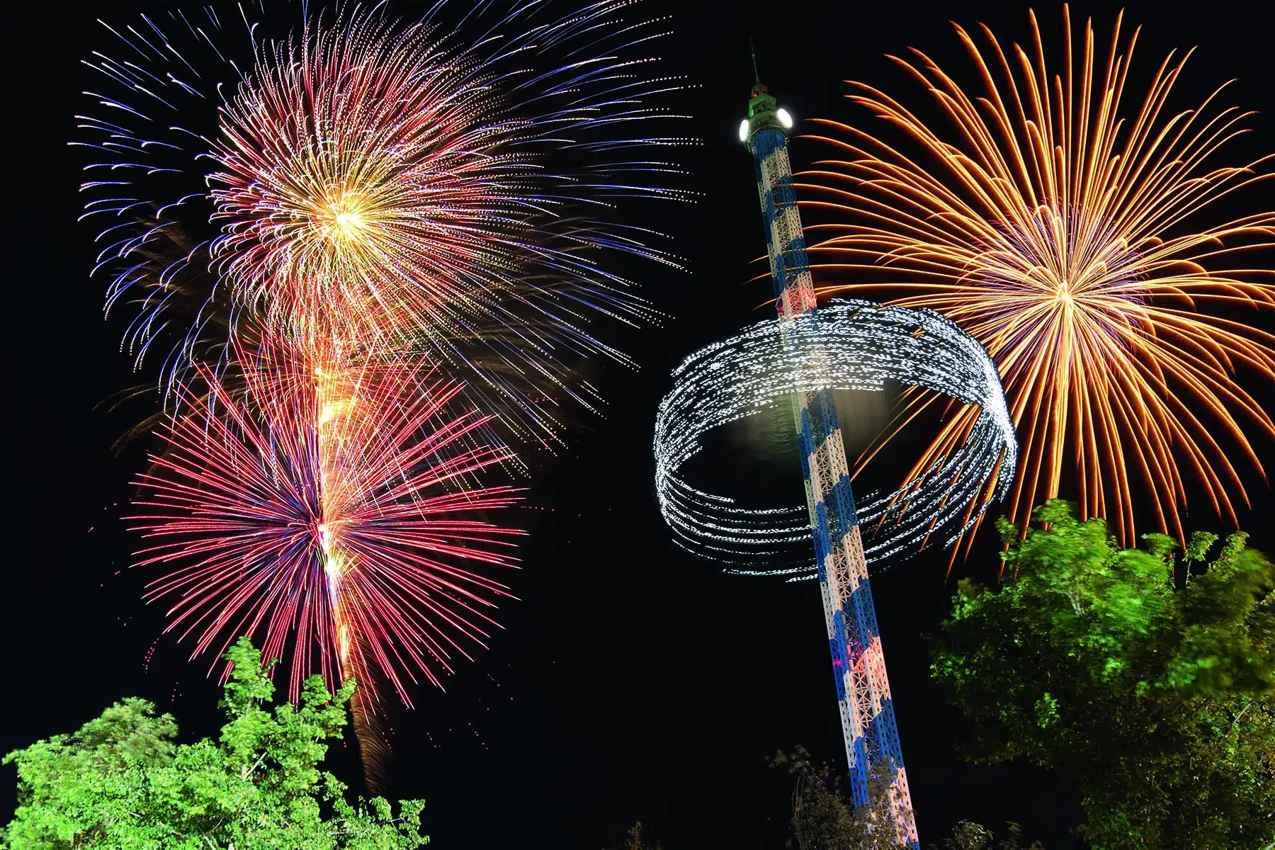 Nachts im Skyline Park – Bayerns größter Freizeitpark lädt gleich zweimal zum Sommerhighlight ein