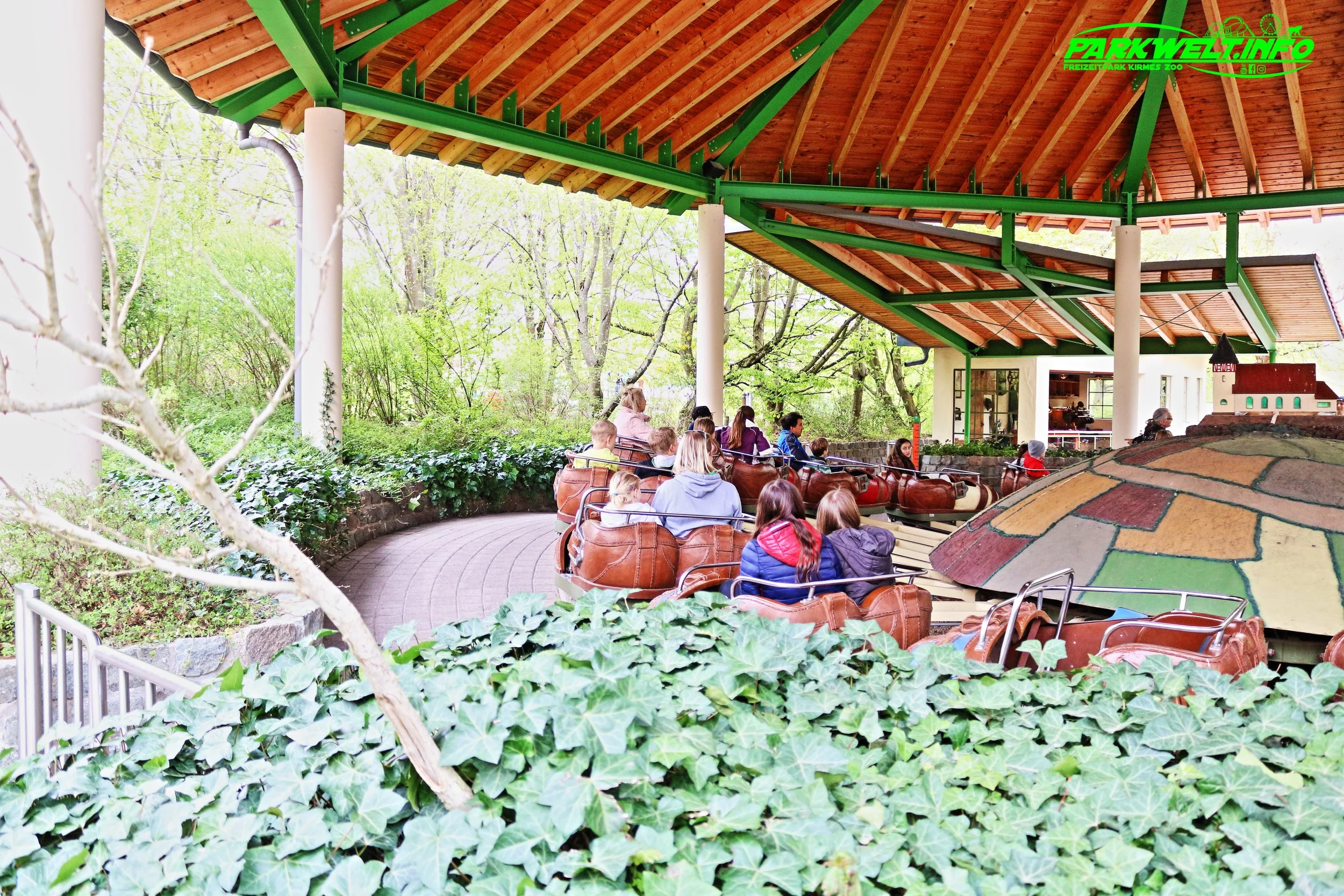 Schlappen Tour Zierer Rides Berg und Talbahn Erlebnispark Tripsdrill Cleebronn Baden Württemberg Freizeitpark Themepark Wildpark Attraktionen Fahrgeschäfte Park Plan Parkplan Map Guide Anfahrt Adresse Achterbahn
