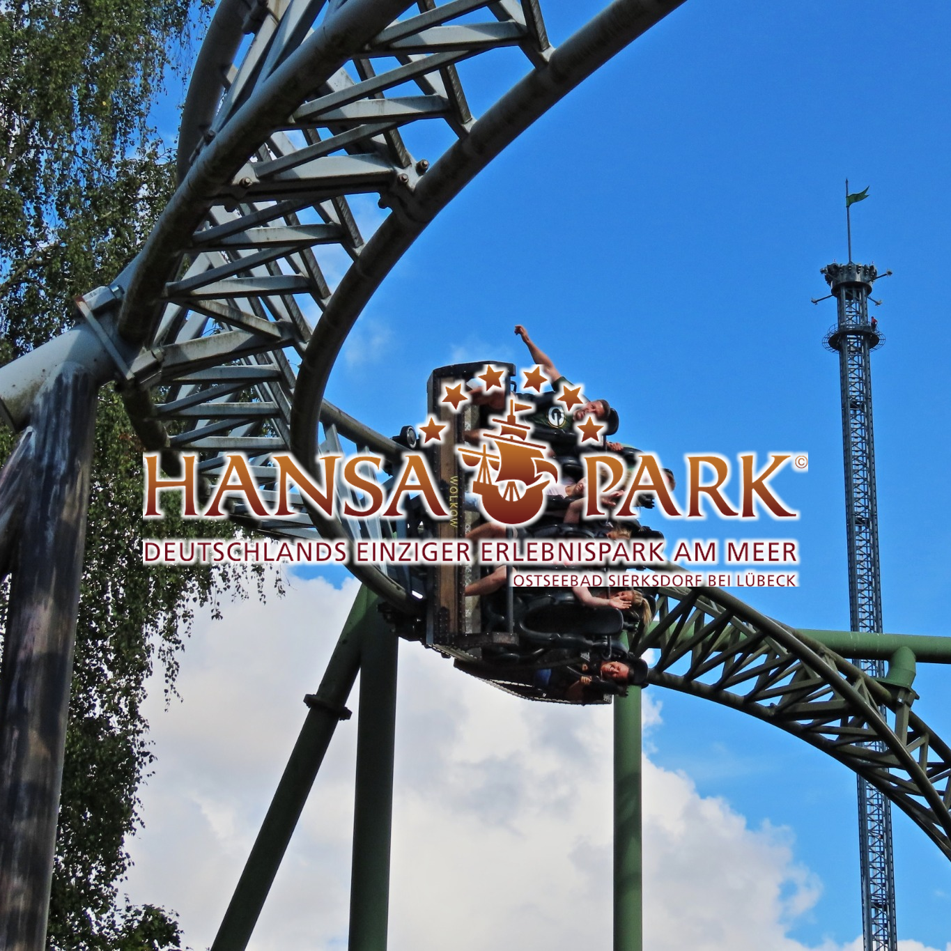 Menschen auf einer Achterbahn im Freizeitpark Hansa Park Hansa Park Freizeitpark Themepark Ostsee Sierksdorf Info Map Guide Attraktionen Fahrgeschäfte Park Plan Achterbahn