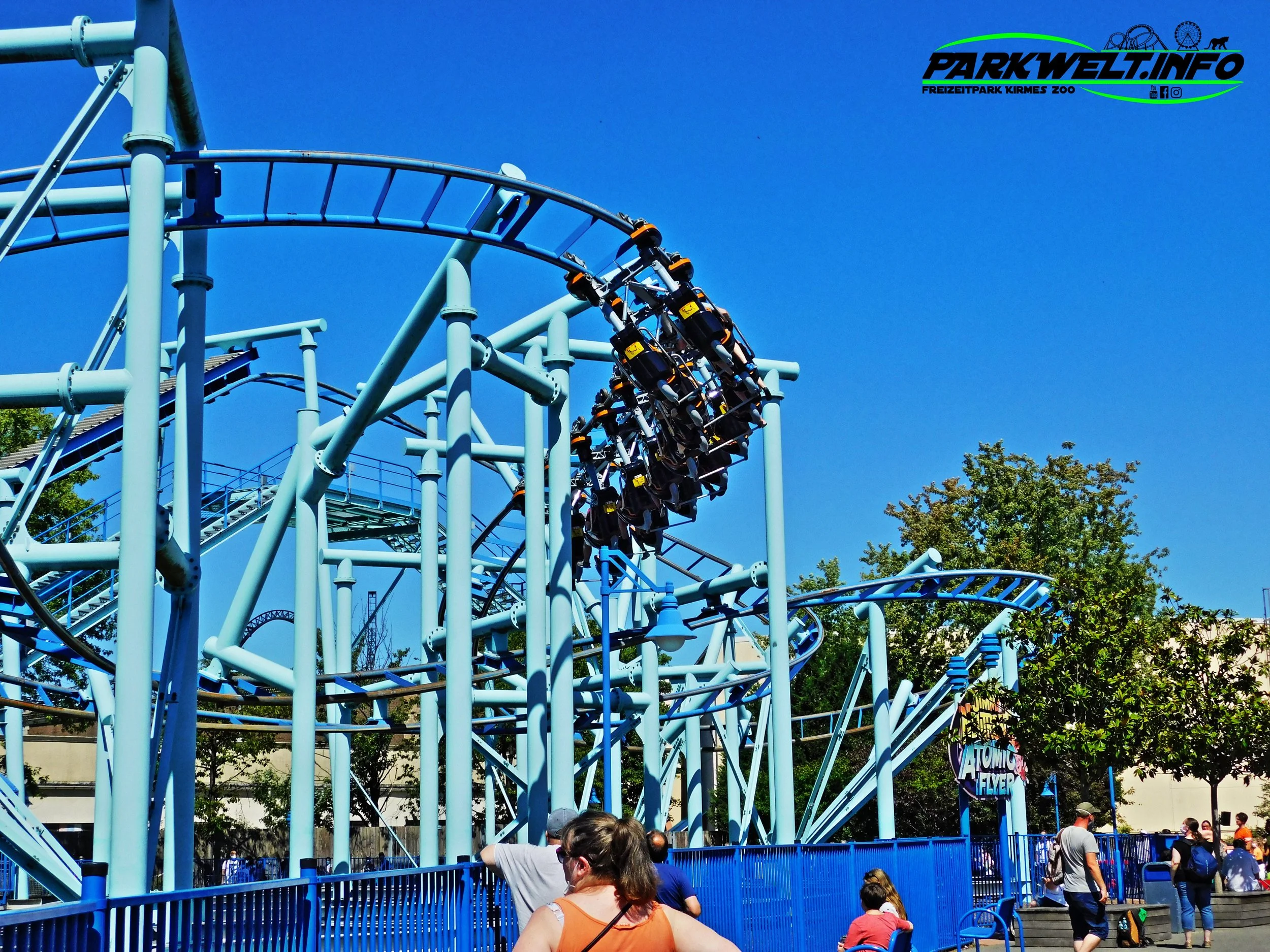 jimmy newtrons atomic flyer vekoma achterbahn suspendet   movie park freizeitpark themepark filmpark bottrop germany achterbahn attraktionen info