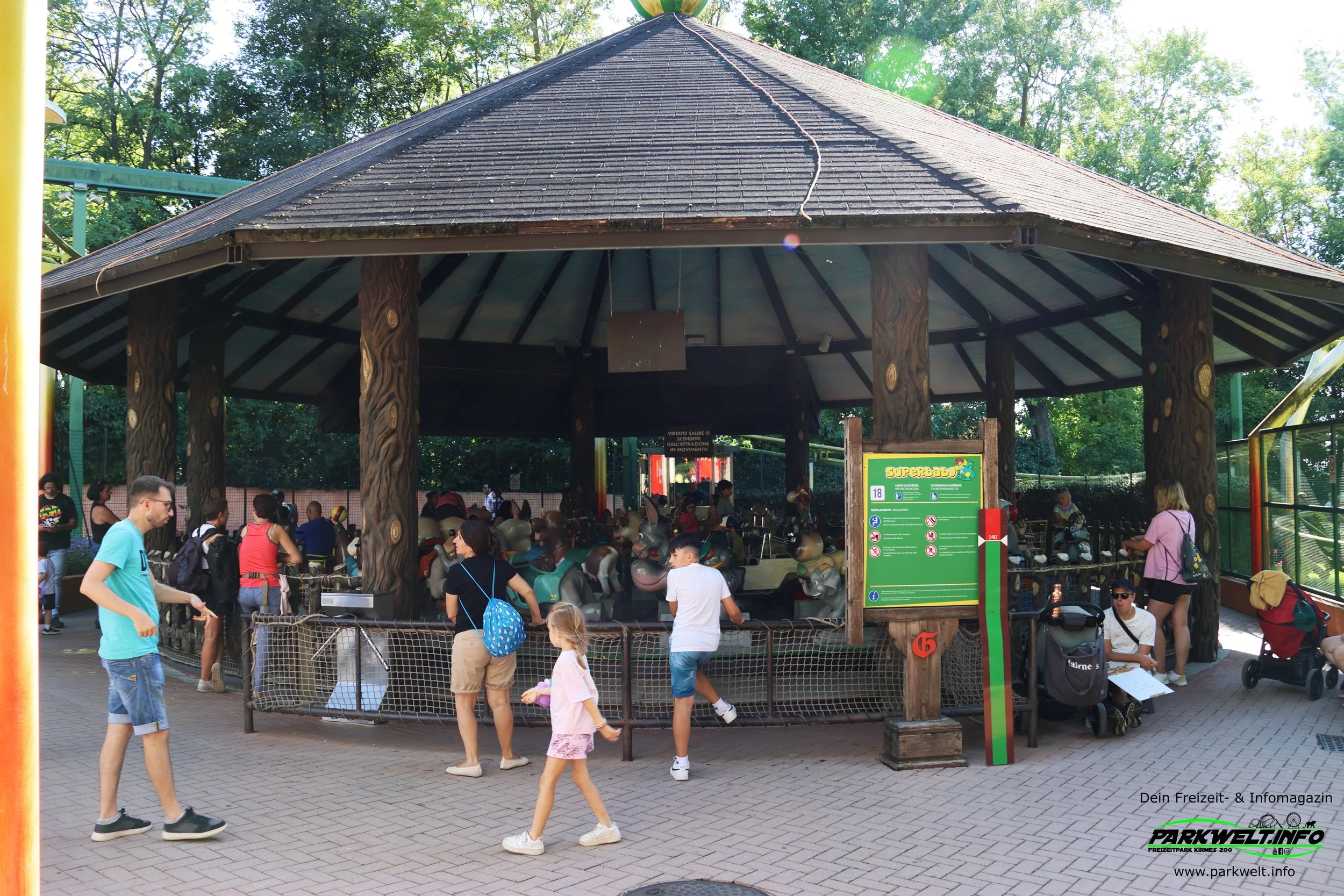 Superbaby im Gardaland Resort ist ein klassisches Kinderkarussell für die jüngsten Besucher des Freizeitparks. Kleine Gäste können zwischen einem bunten Auto oder einem lustigen Tier wählen und ihre ersten fröhlichen Runden drehen