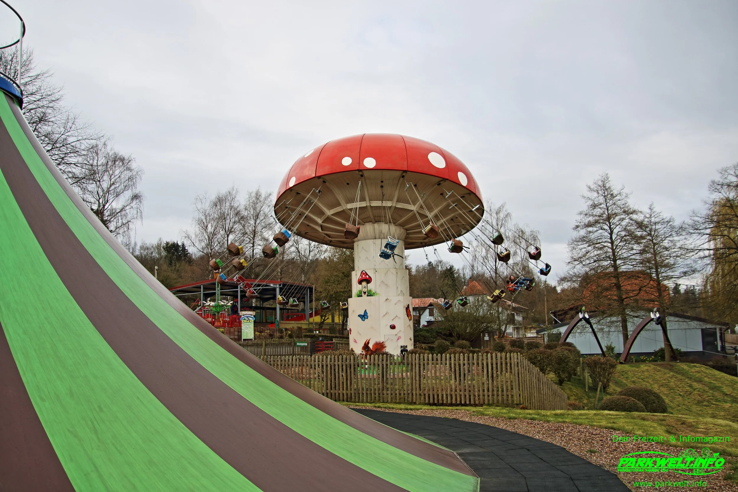 Luftiger Pilzflug Kettenkarussell Wellenflug Zierer Erlebnispark Steinau an der Straße Freizeitpark Themepark Info News Attraktionen Park Plan Map Guide Fotos Bilder Fahrgeschäfte Preise