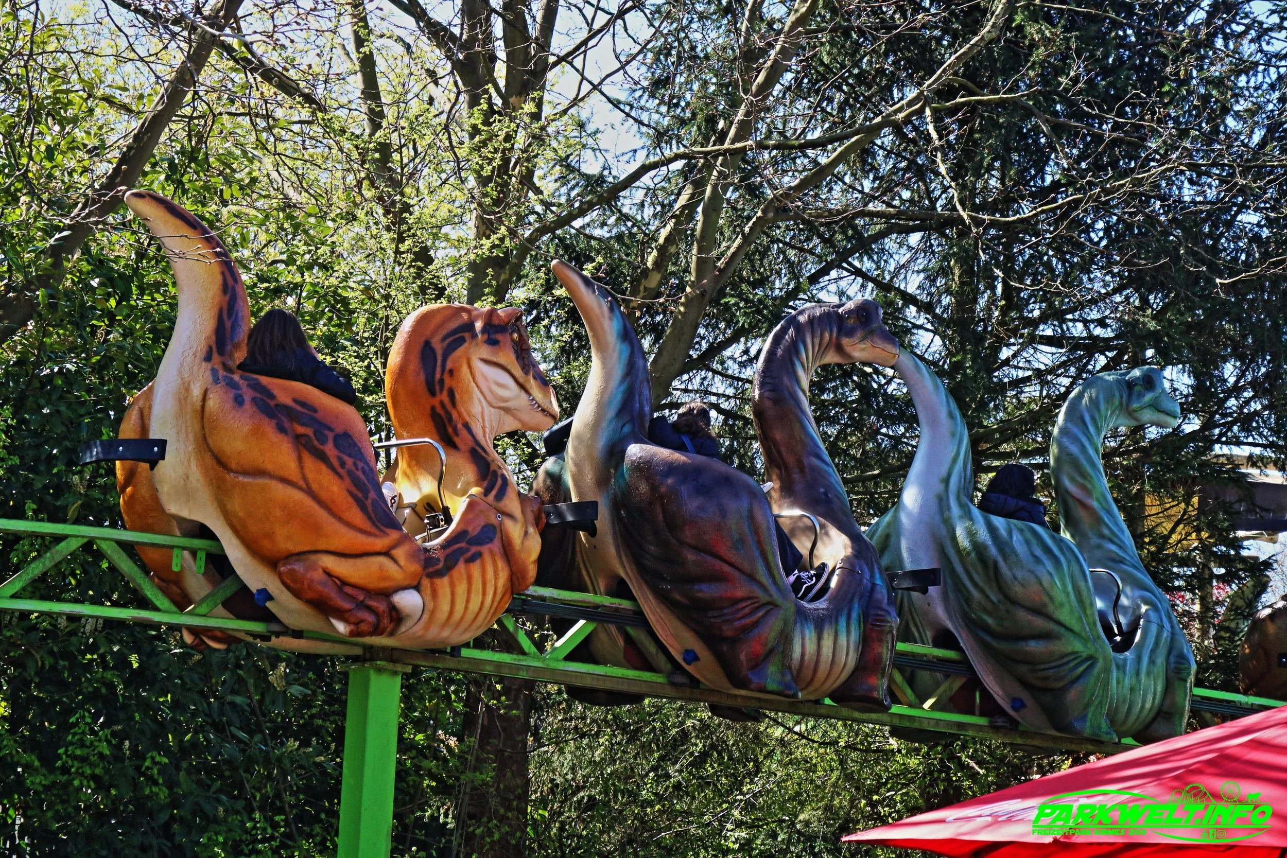 Dino Sky Pedalo Metallbau Emmeln Tretbahn Avonturenpark Hellendoorn Freizeitpark Themepark Amusementpark Attractiepark Info Attraktionen Fahrgeschäfte Park Plan Map Guide Achterbahn Coaster Rollercoaster Öffnungszeiten Preise