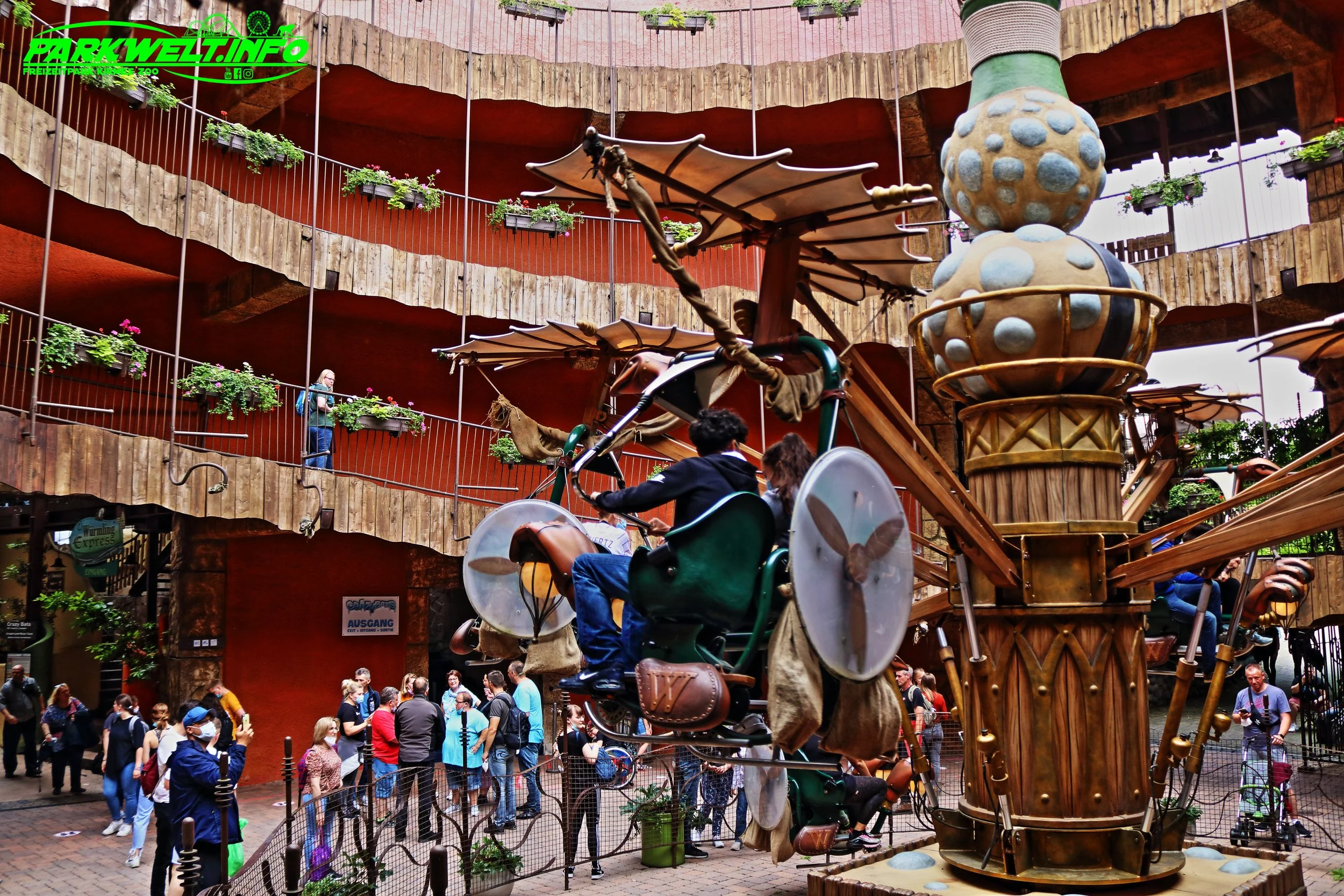 Wolkes Luftpost Zierer Magic Bike Phantasialand Freizeitpark Attraktion
