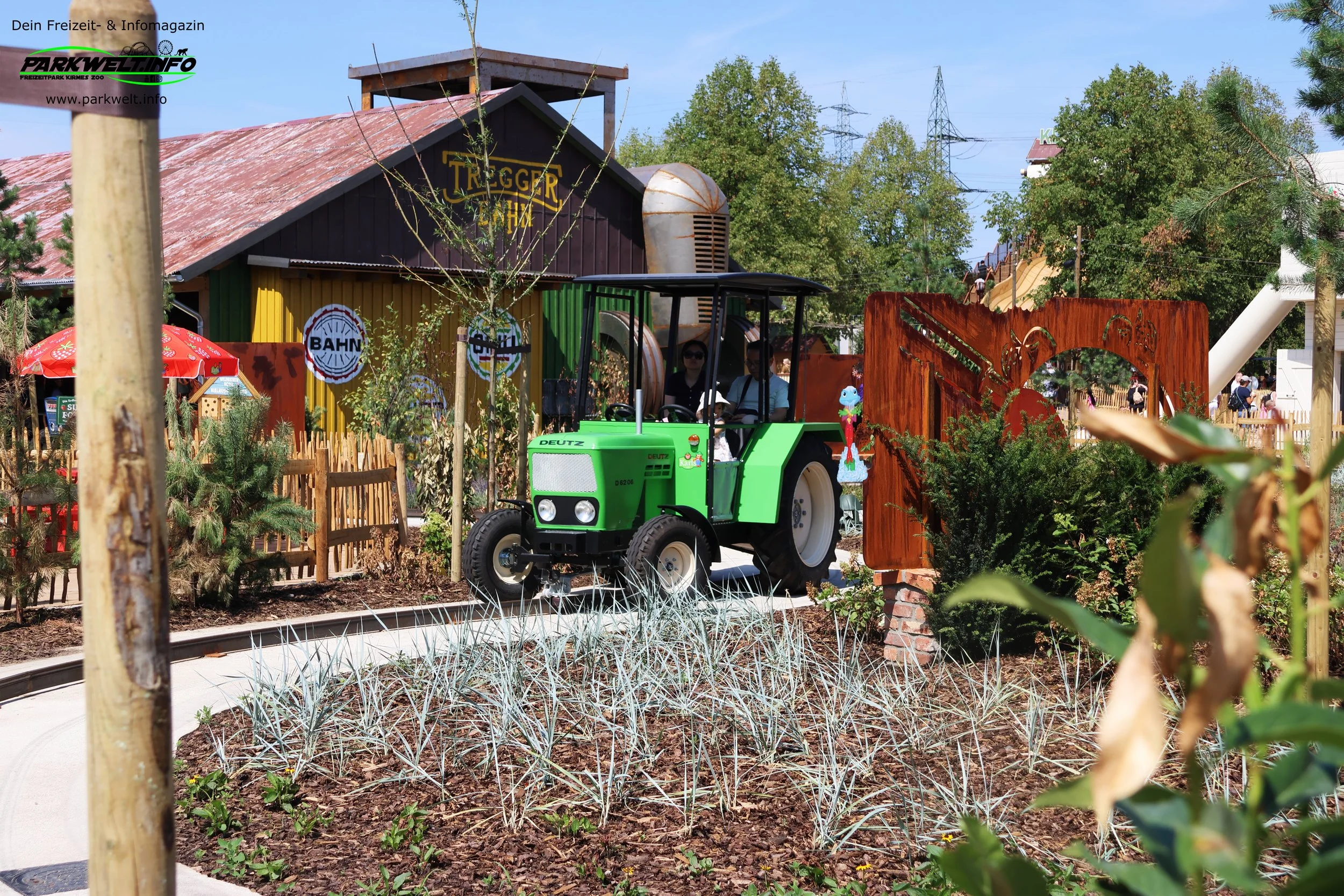 Karls Erlebnis-Dorf Oberhausen ist ein familienfreundliches Ausflugsziel im Ruhrgebiet. Das Erlebnis-Dorf bietet Fahrgeschäfte, Spielmöglichkeiten, Manufakturen, Gastronomie und die bekannte Erdbeerwelt von Karls.