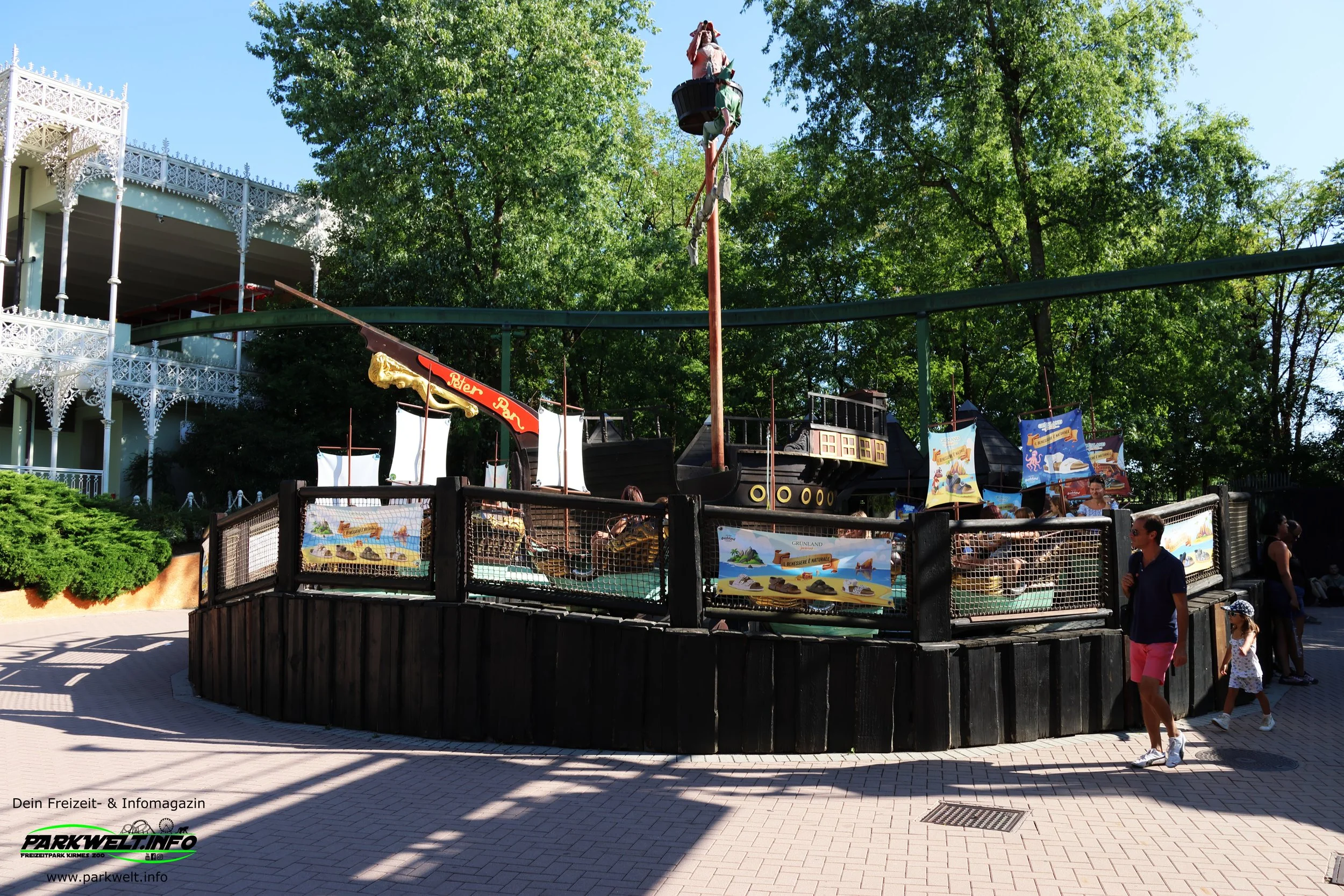 Peter Pan im Gardaland Resort entführt kleine und große Abenteurer ins magische Nimmerland. An Bord eines Piratenschiffs geht es gemeinsam mit Peter Pan auf eine spannende Reise über die Wellen, um Captain Hooks Schiff zu stürmen