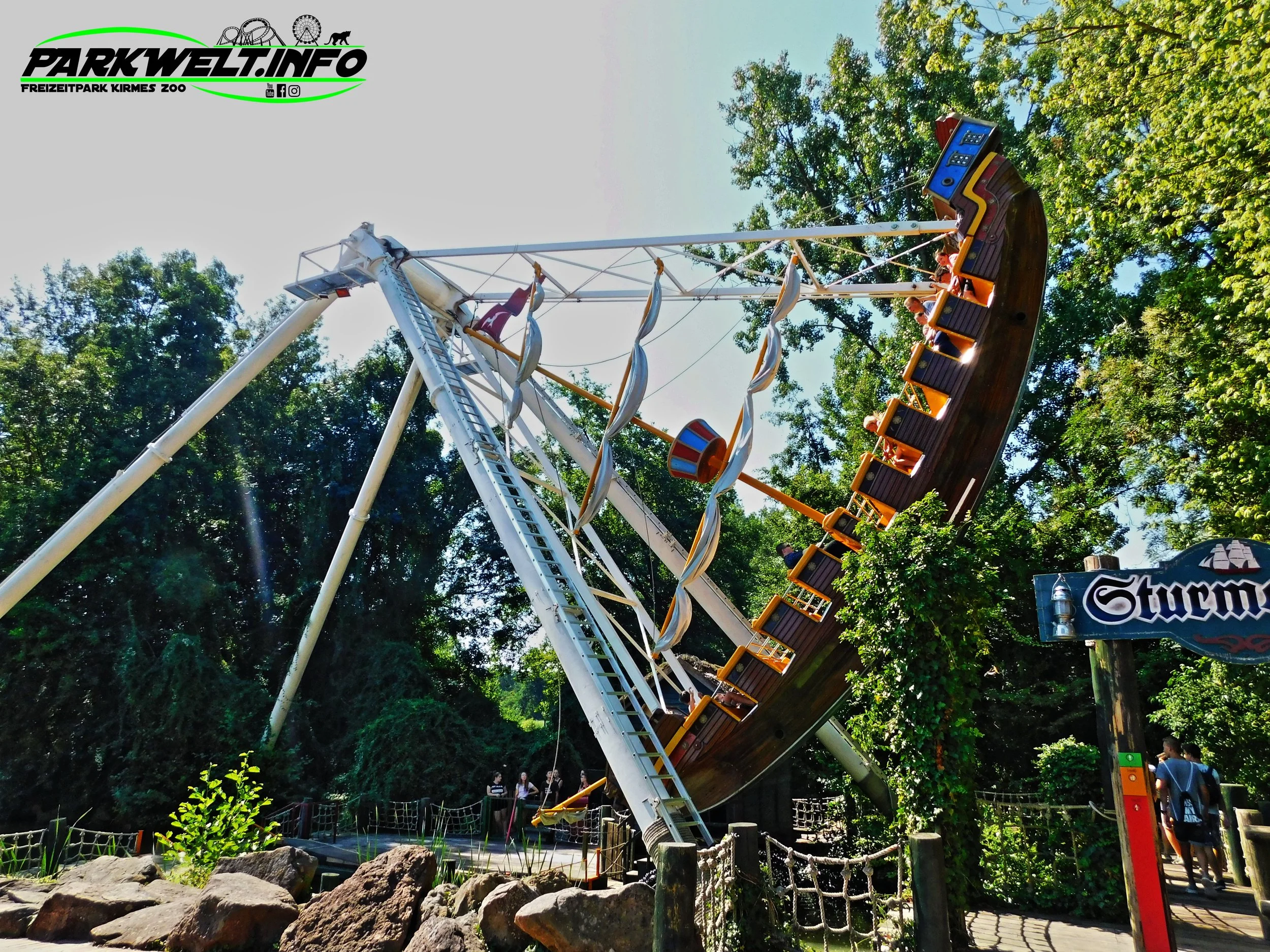 Plopsaland Deutschland sturmschiff huss rides schiffschaukel holiday park attraktion fahrgeschäft