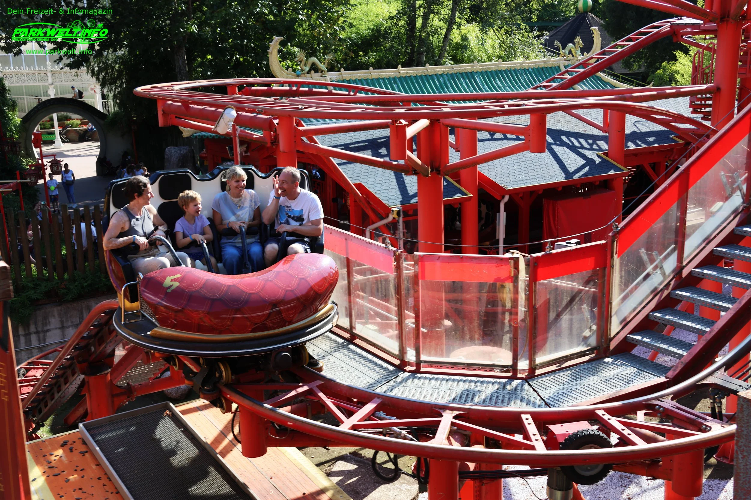 Dragon Rush im Gardaland Resort ist ein familienfreundlicher Spinning Coaster im Themenbereich Dragon Empire. Die frei drehenden Wagen machen jede Fahrt zu einem einzigartigen Erlebnis
