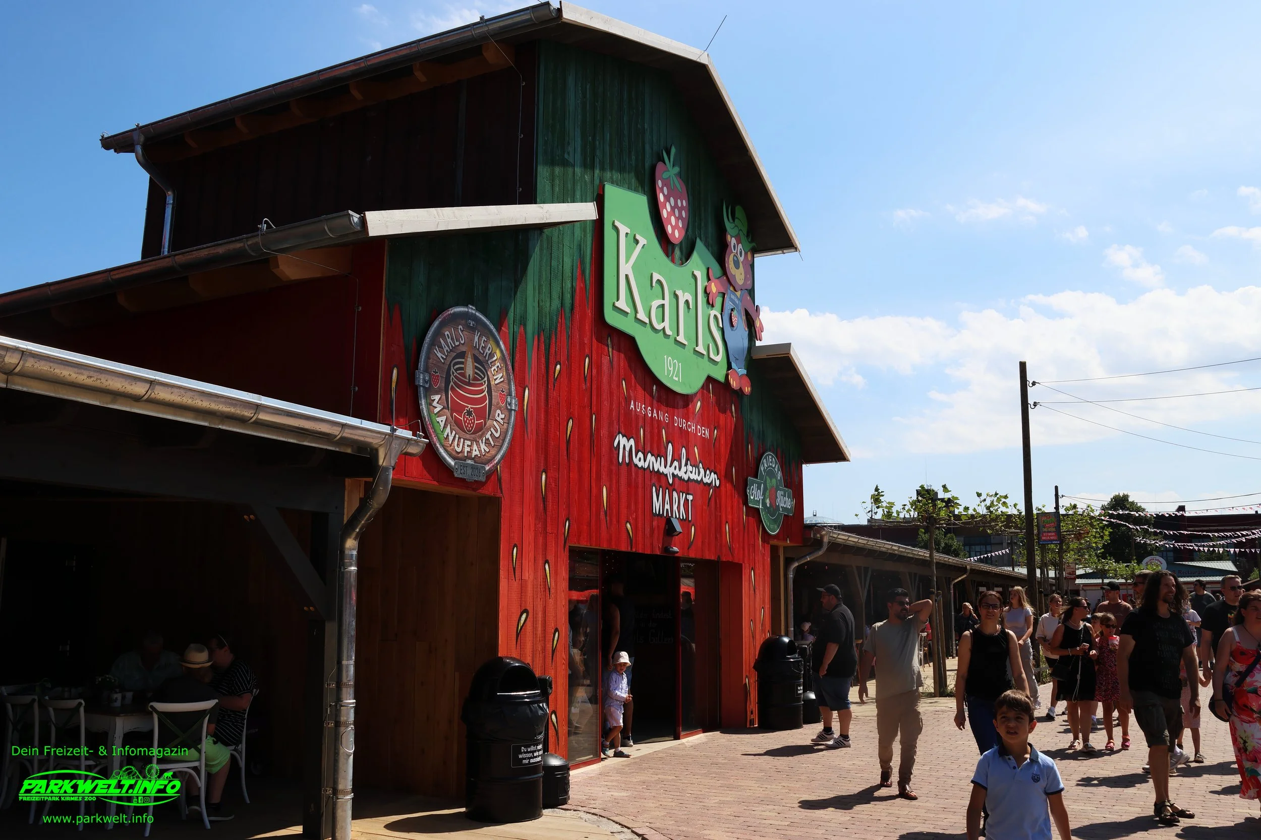 Karls Erlebnis-Dorf Oberhausen ist ein familienfreundliches Ausflugsziel im Ruhrgebiet. Das Erlebnis-Dorf bietet Fahrgeschäfte, Spielmöglichkeiten, Manufakturen, Gastronomie und die bekannte Erdbeerwelt von Karls.