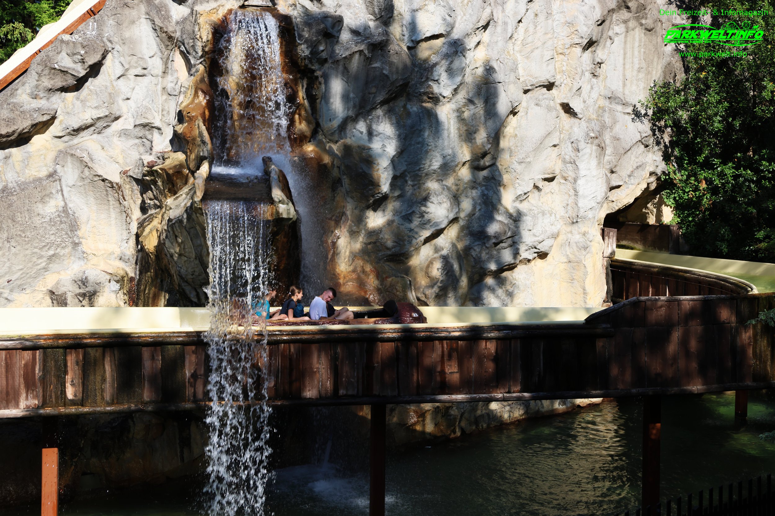 Das Gardaland Resort zählt zu den beliebtesten Freizeitresorts Europas. Entdecke spektakuläre Achterbahnen, Familienattraktionen, Themenwelten, Shows, das LEGOLAND® Water Park und SEA LIFE Aquarium.