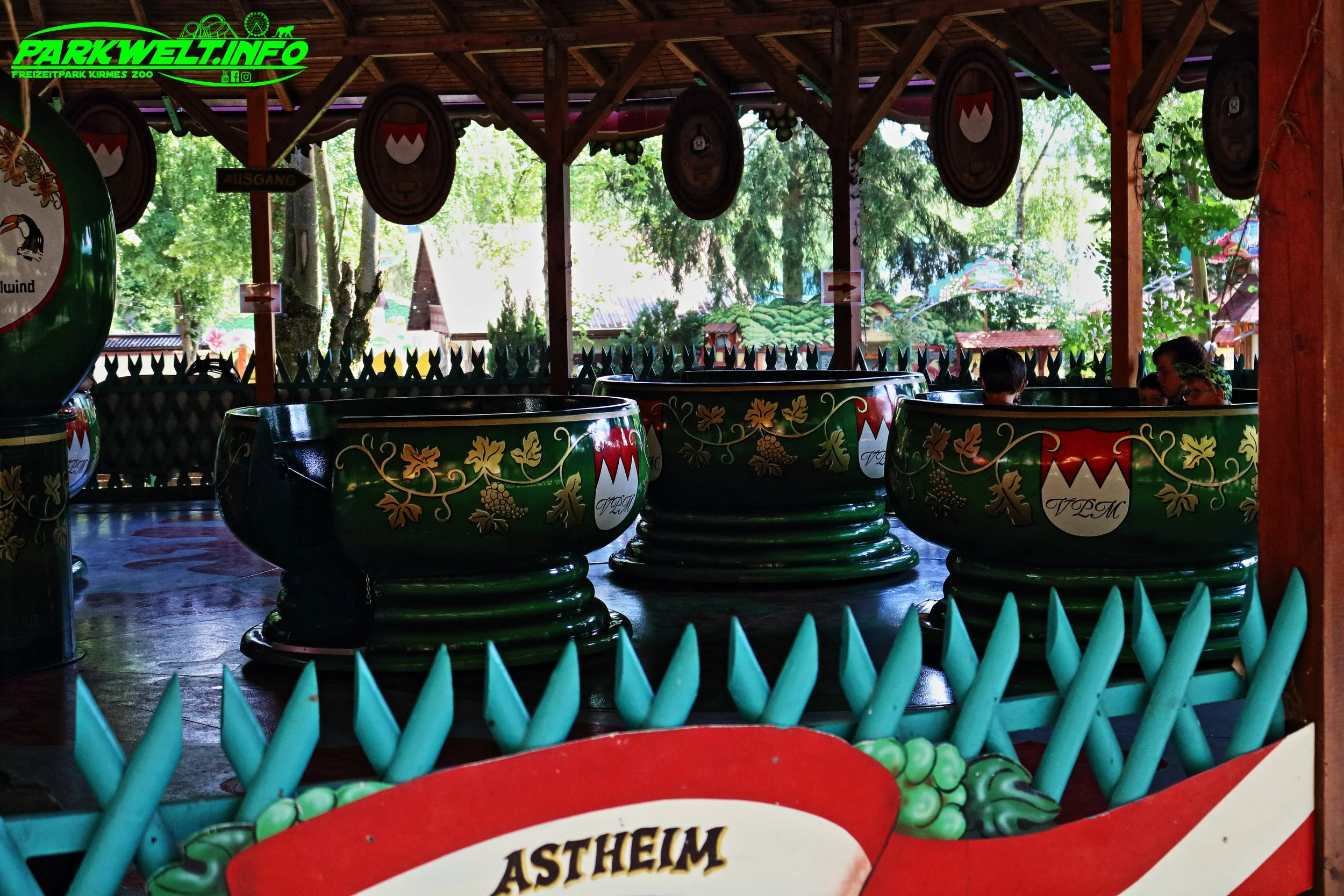Uhrwerk Fränkische Weinfahrt Mack Rides Kaffeetassenfahrt Tea Cup freizeit land Geiselwind freizeitland freizeitpark themepark guide map parkplan anfahrt achterbahn attraktion karussell adresse preise