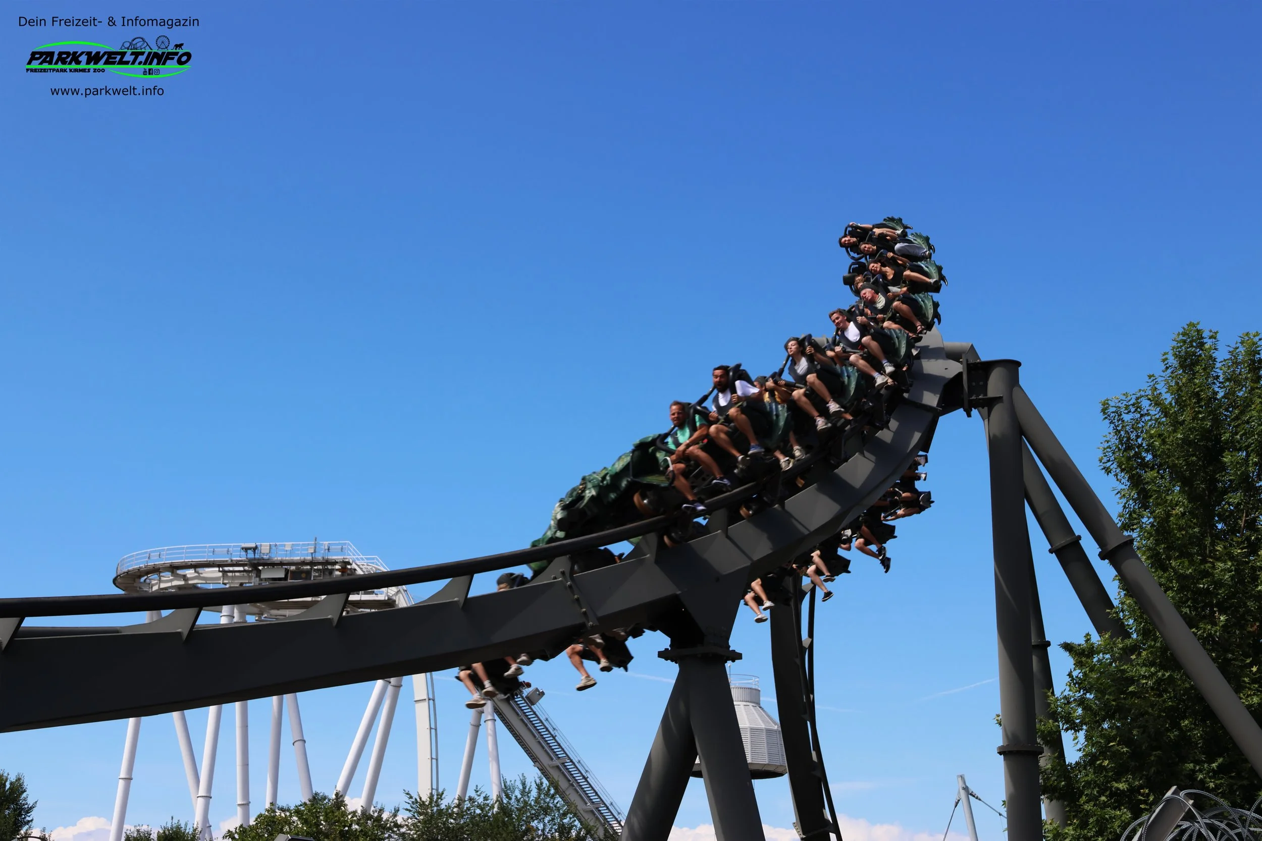 Raptor im Gardaland Resort ist Europas erster Wing Coaster von Bolliger & Mabillard und begeistert mit einem einzigartigen Fluggefühl.