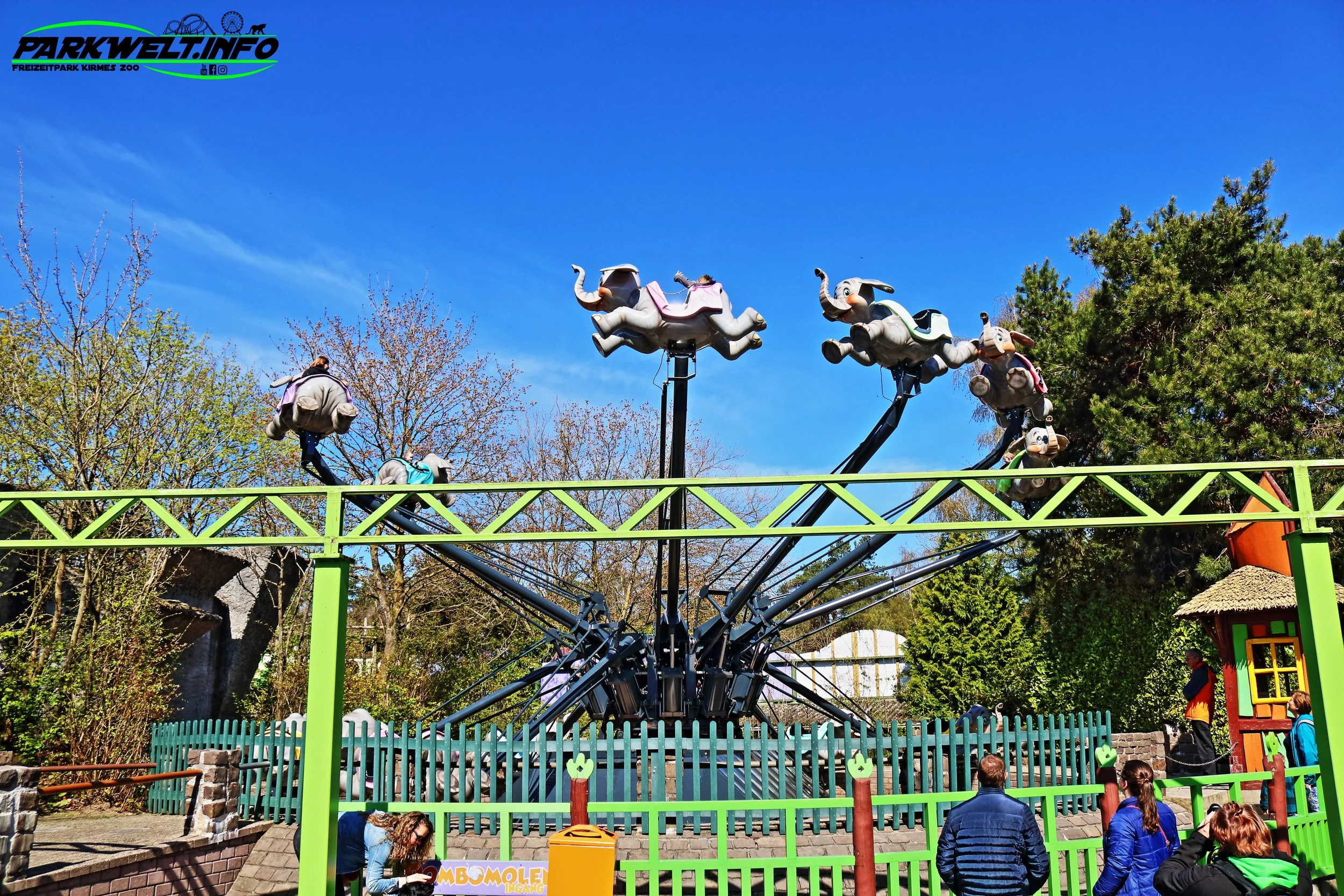 Dombomolen Flugkarussell Dumbo Elephant Avonturenpark Hellendoorn Freizeitpark Themepark Amusementpark Attractiepark Info Attraktionen Fahrgeschäfte Park Plan Map Guide Achterbahn Coaster Rollercoaster Öffnungszeiten Preise