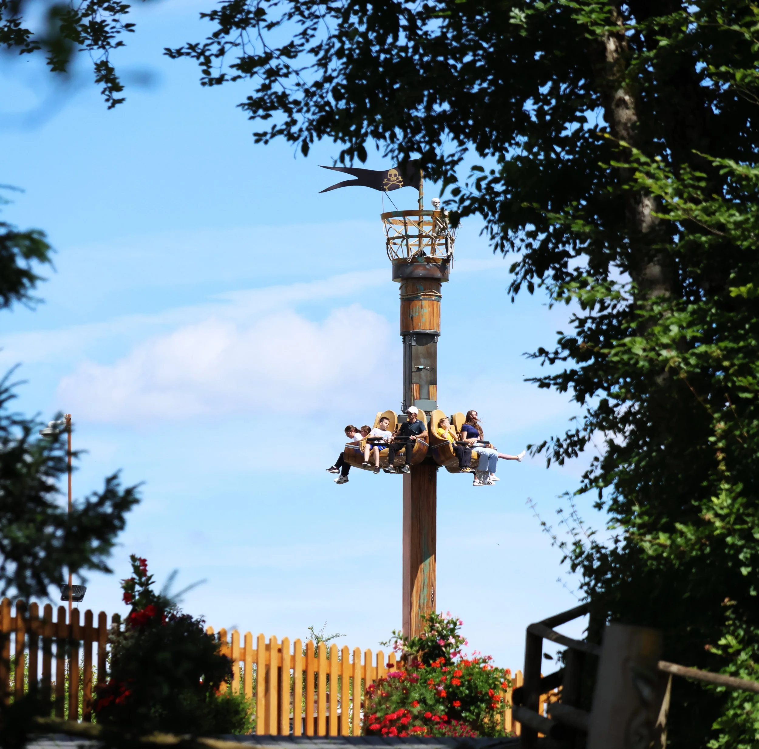 Eifelpark Gondorf Bitburg Freizeitpark Achterbahn attraktionen fahrgeschäfte karussell info park plan guide show eifel