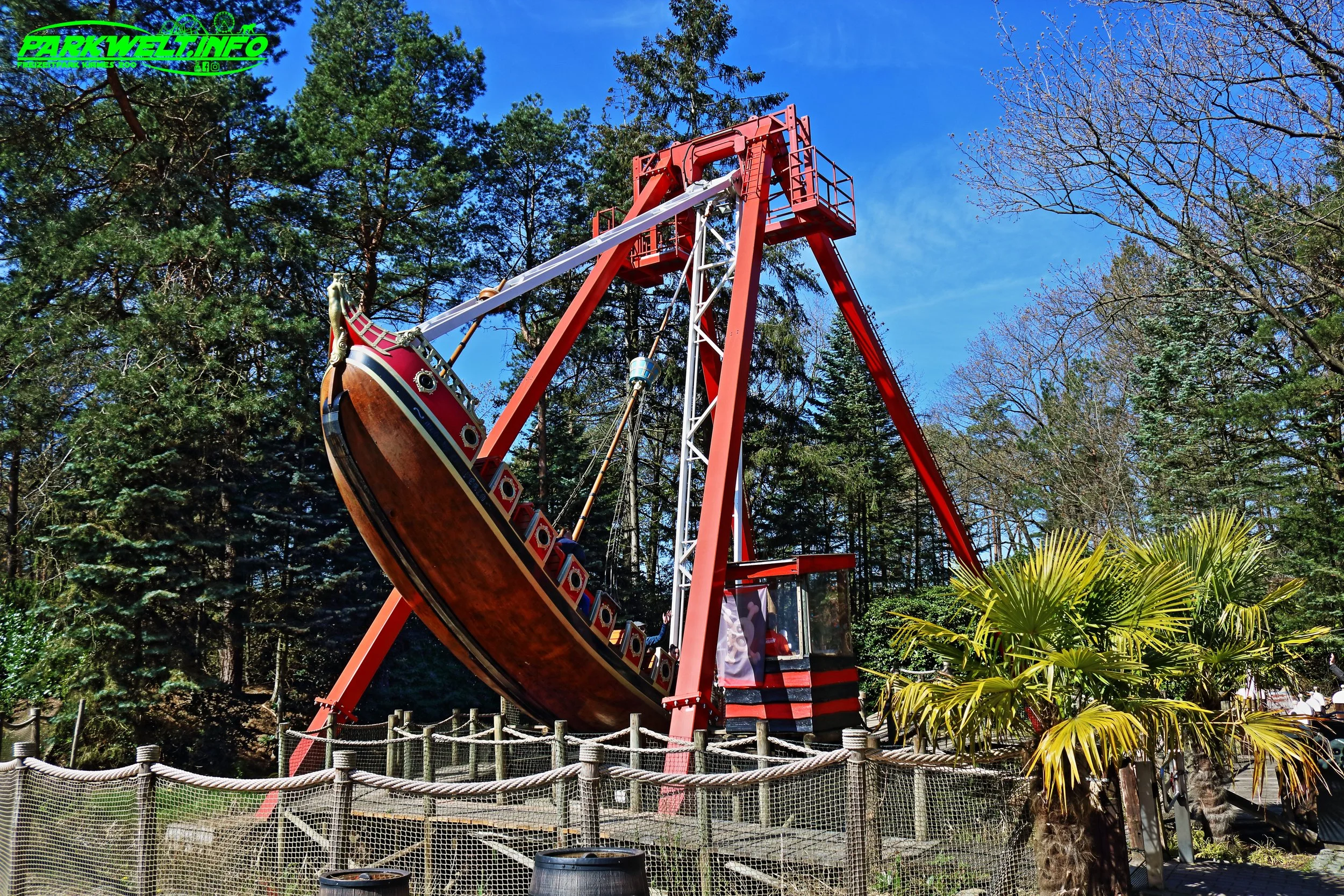 Het Galjoen Zamperla Galeon Schiffschaukel Avonturenpark Hellendoorn Freizeitpark Themepark Amusementpark Attractiepark Info Attraktionen Fahrgeschäfte Park Plan Map Guide Achterbahn Coaster Rollercoaster Öffnungszeiten Preise