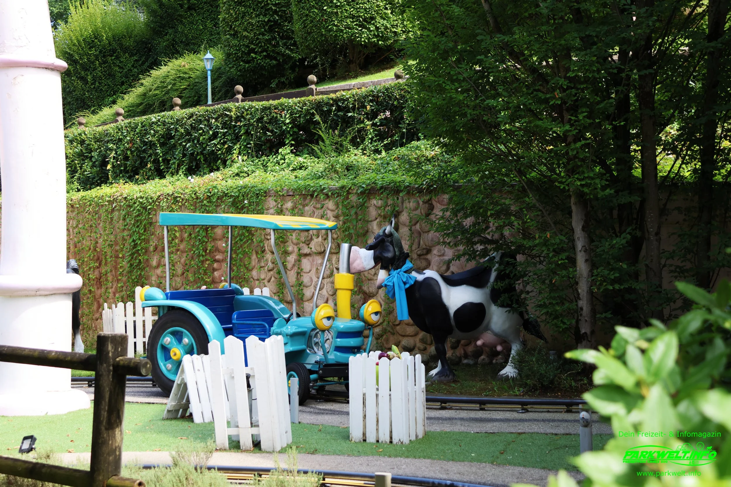 Die Doremifarm im Gardaland Resort nimmt Familien mit auf eine fröhliche Traktorfahrt durch einen liebevoll gestalteten Bauernhof. Während der gemütlichen Rundfahrt begegnen die Besucher zahlreichen Tieren