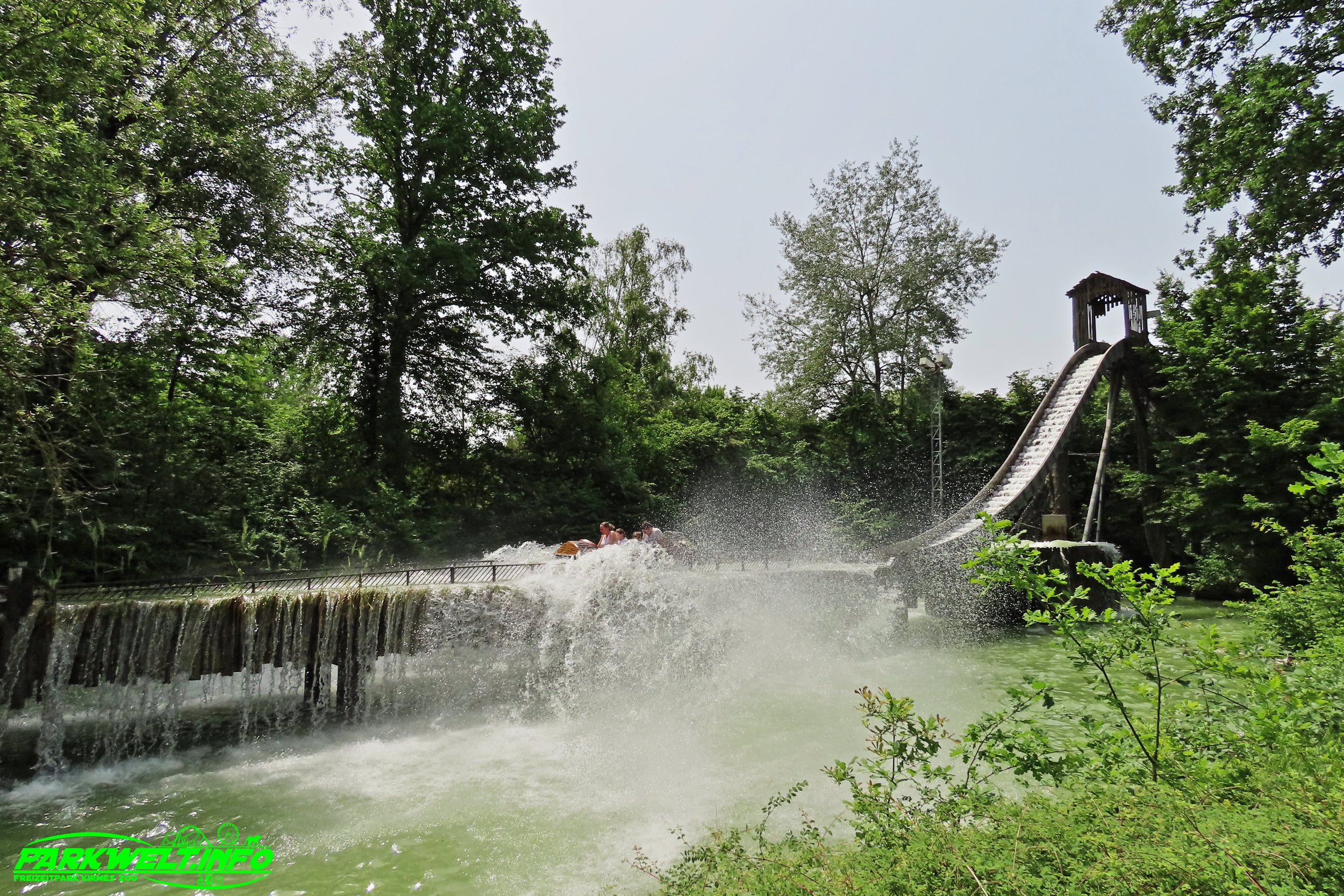 La Riviere Sauvage Log Flume Mack Rides Reverchon Wildwasser bahn Wild Wasser Walygator Grand Est Parc Freizeitpark Frankreich France Metz Attraktionen Park Plan Map Guide Anfahrt Attraktionen Fahrgeschäfte Achterbahn Coaster Info
