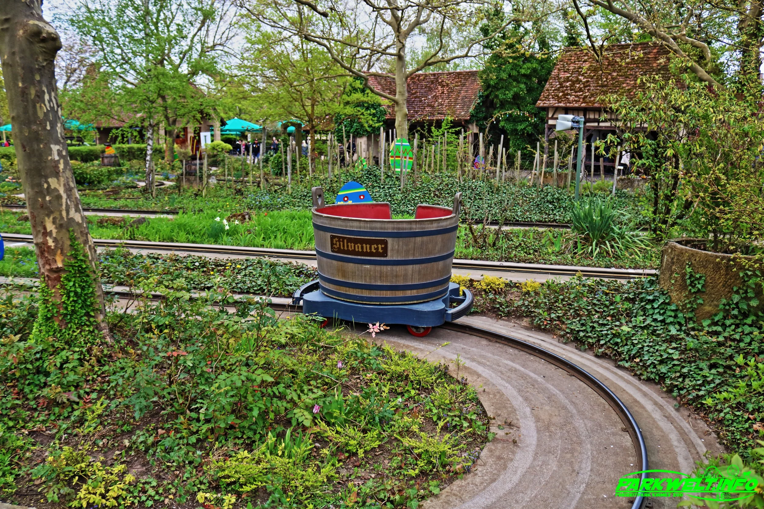 Weinkübelfahrt Metallbau Emmeln Rundfahrt Erlebnispark Tripsdrill Cleebronn Baden Württemberg Freizeitpark Themepark Wildpark Attraktionen Fahrgeschäfte Park Plan Parkplan Map Guide Anfahrt Adresse Achterbahn