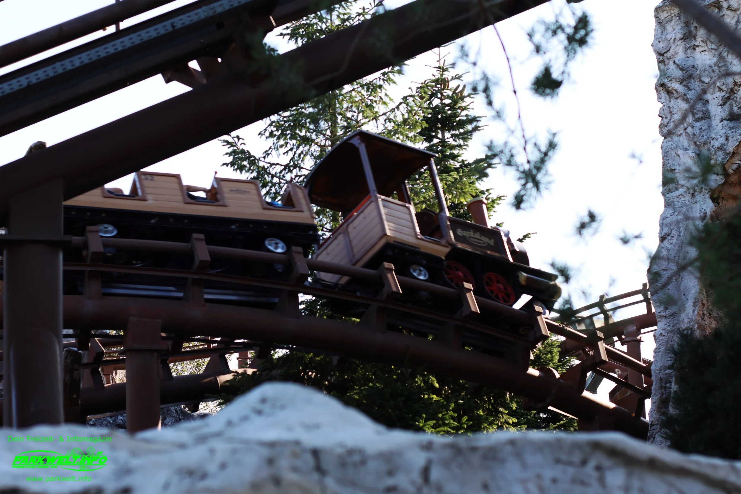 Mammut im Gardaland Resort ist eine familienfreundliche Mine-Train-Achterbahn, die ihre Fahrgäste auf eine spannende Expedition durch eine eisige Arktis-Landschaft entführt. Die über 1.000 Meter lange Strecke