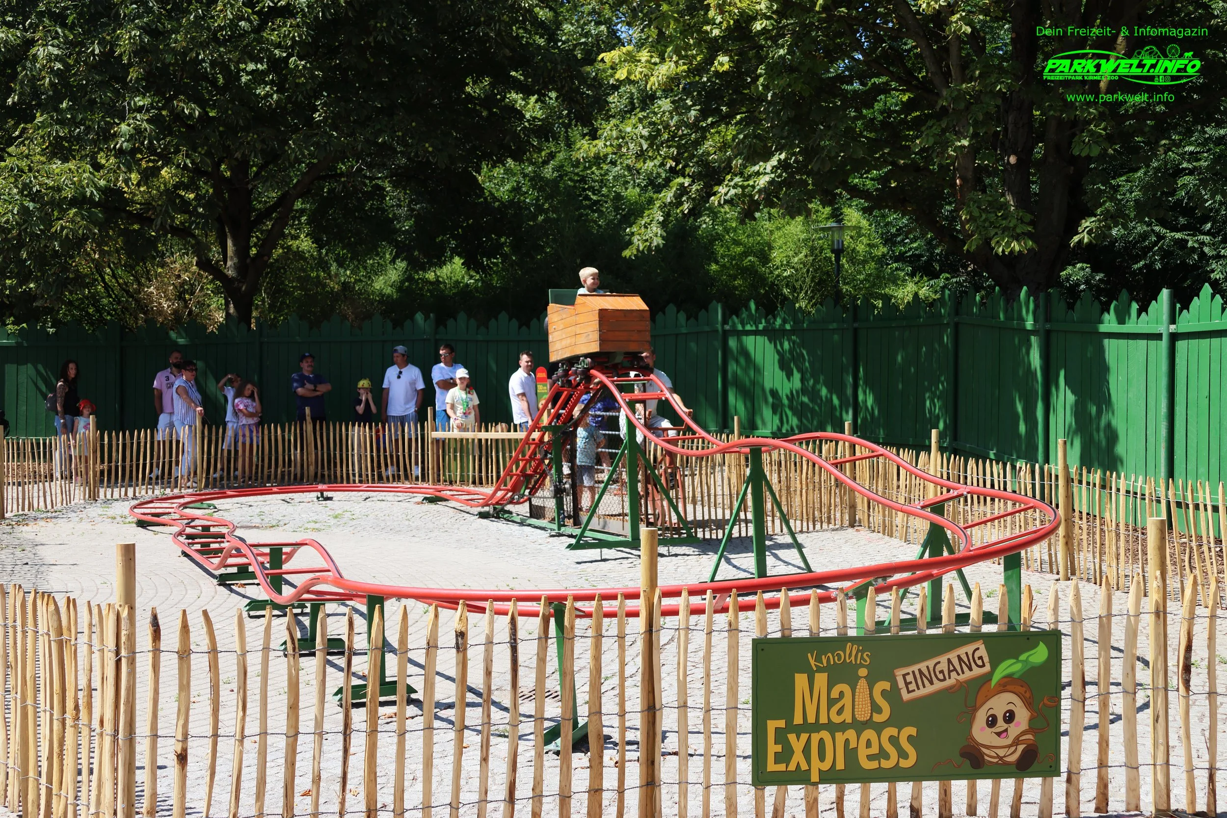 Karls Erlebnis-Dorf Oberhausen ist ein familienfreundliches Ausflugsziel im Ruhrgebiet. Das Erlebnis-Dorf bietet Fahrgeschäfte, Spielmöglichkeiten, Manufakturen, Gastronomie und die bekannte Erdbeerwelt von Karls.