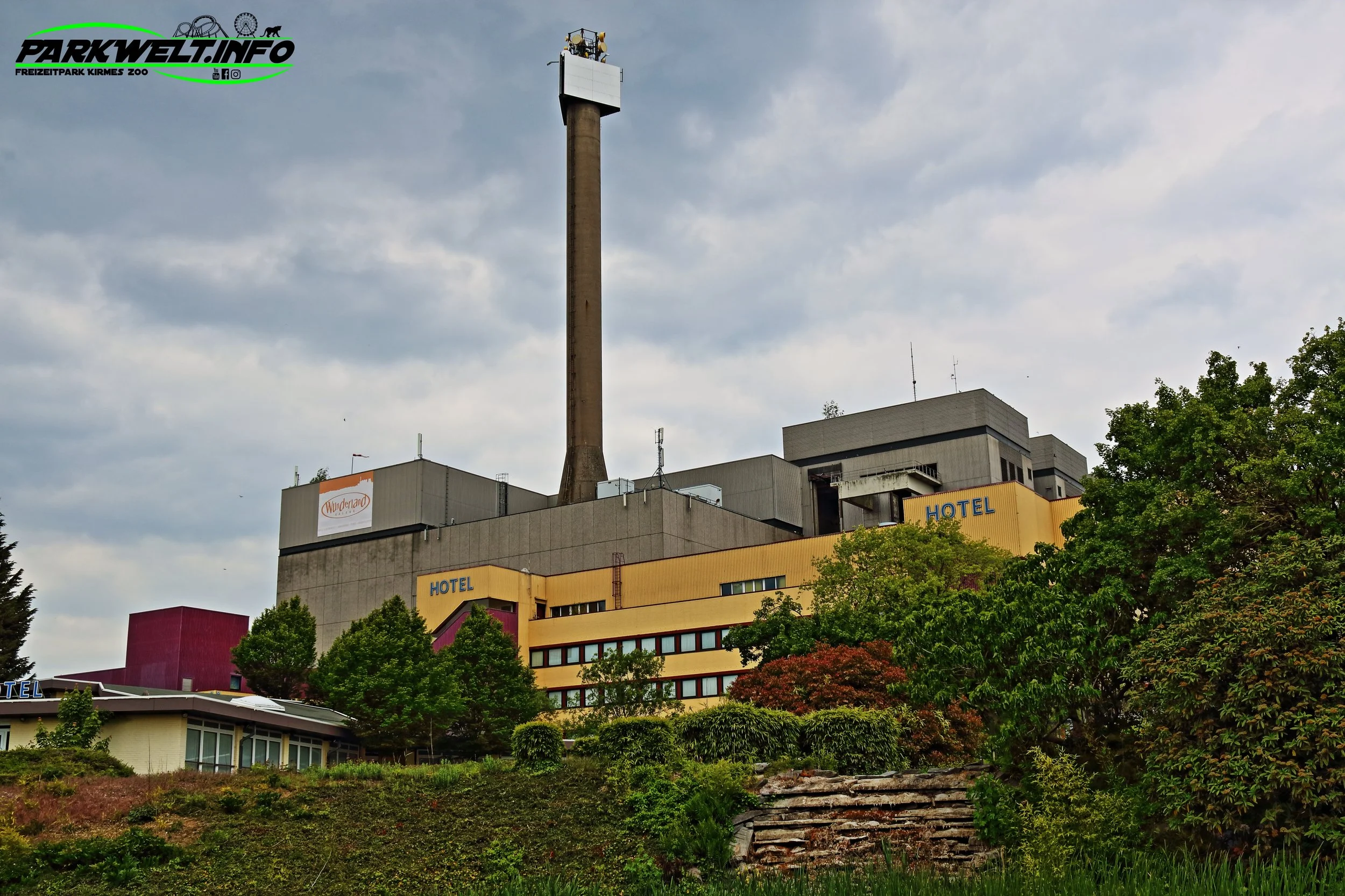 Ein Industriegebäude mit einem hohen Schornstein wunderland kalkar kernis familienpark freizeitpark attraktionen familie kraftwerk familie erlebnis  hotel